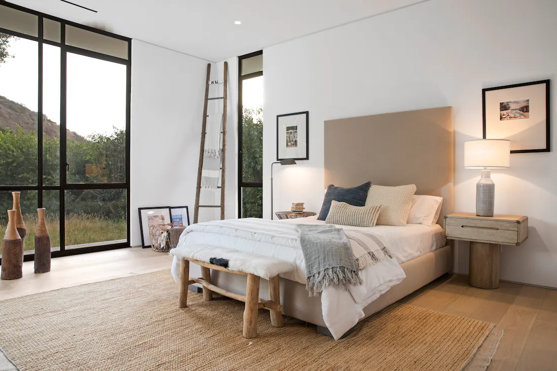 Meridith-Baer-Home-Home-Staging-Southern-California-Beverly-Hills-Modernist-Luxury-Homes-Modern-and-Contemporary-Second-Bedroom