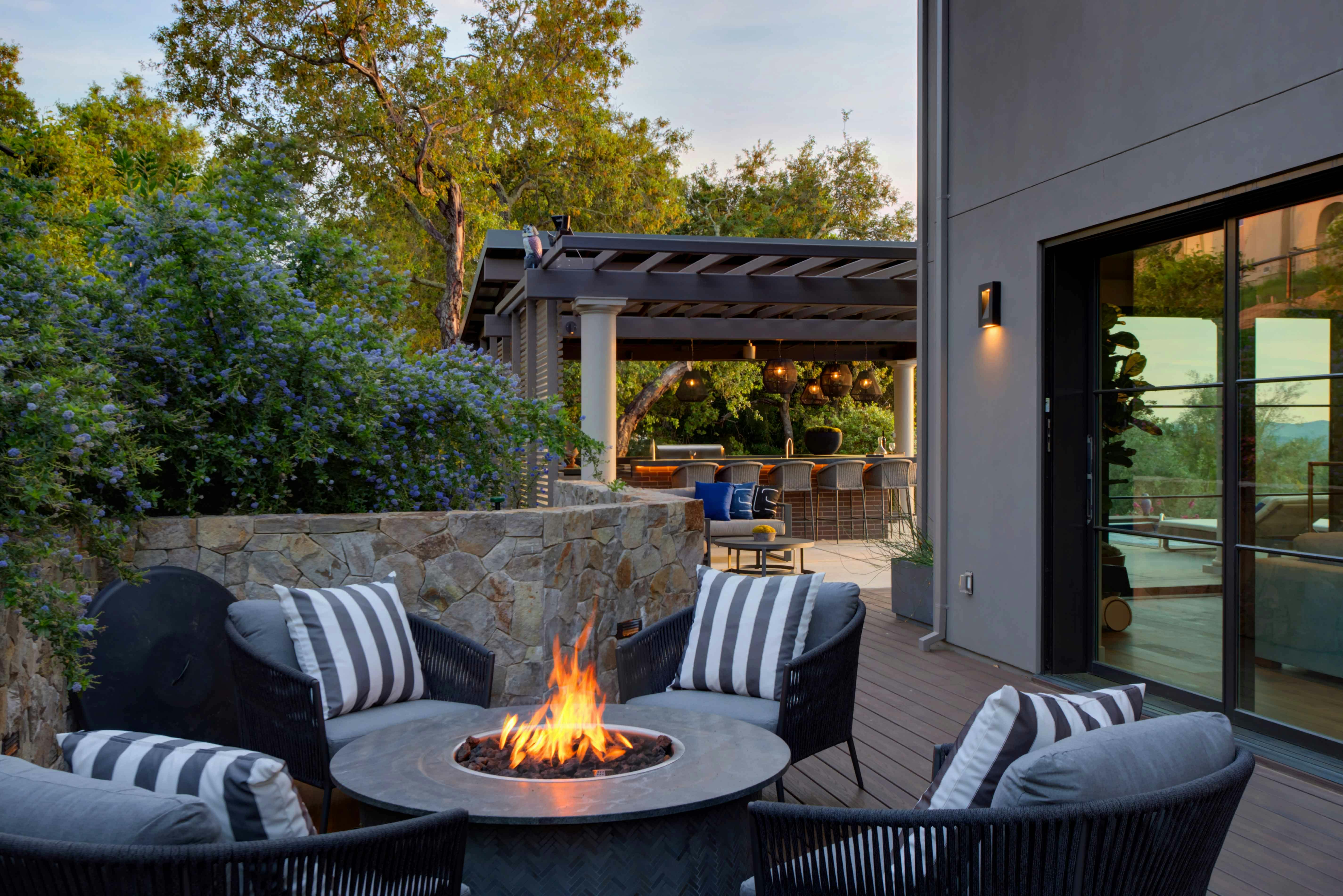 Meridith-Baer-Home-Home-Staging-California-Chaparral Modern-Luxury-Homes-Outdoor