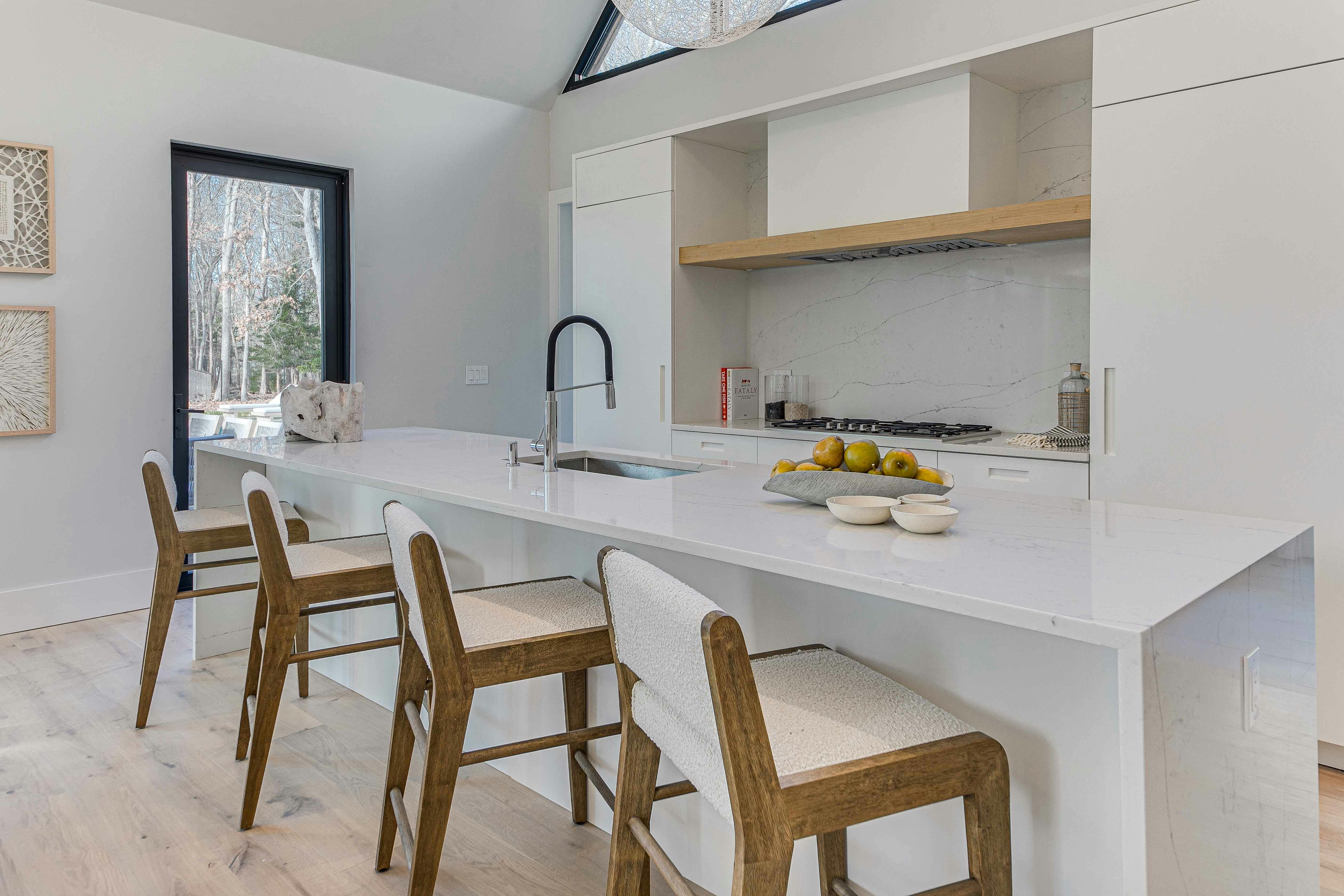 Meridith-Baer-Home-Home-Staging-Hamptons-East-Hampton-Contemporary-Kitchen