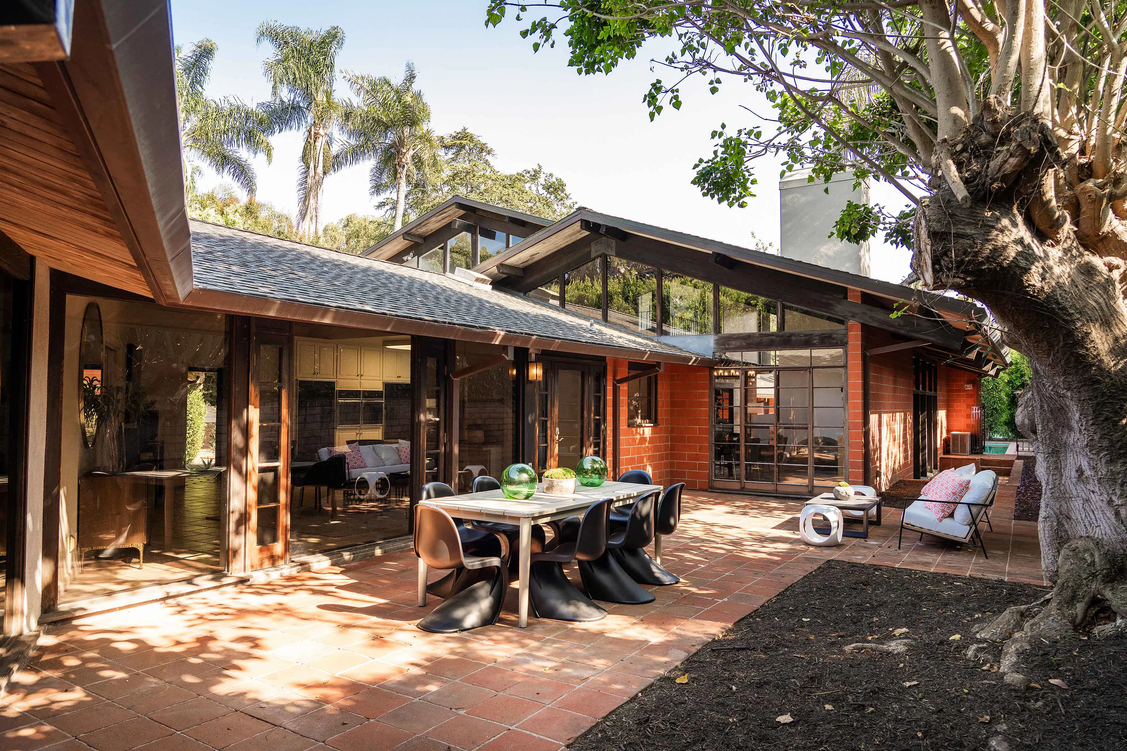 Meridith-Baer-Home-Home-Staging-California-Brentwood-Park-Estate-Outdoor