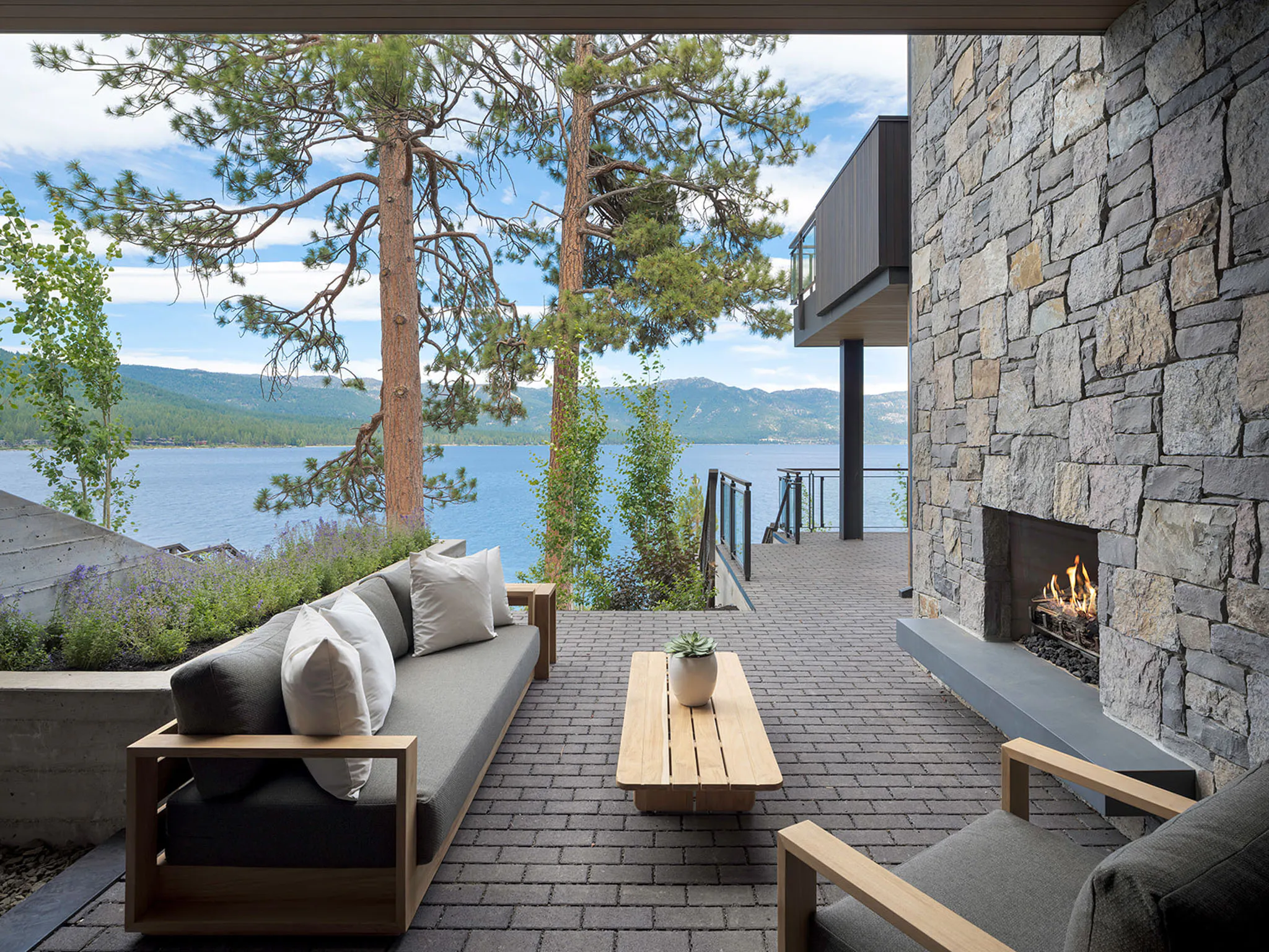 Meridith-Baer-Home-Luxury-Homes-Northern-California-Lake-Tahoe-Modern-Outdoor