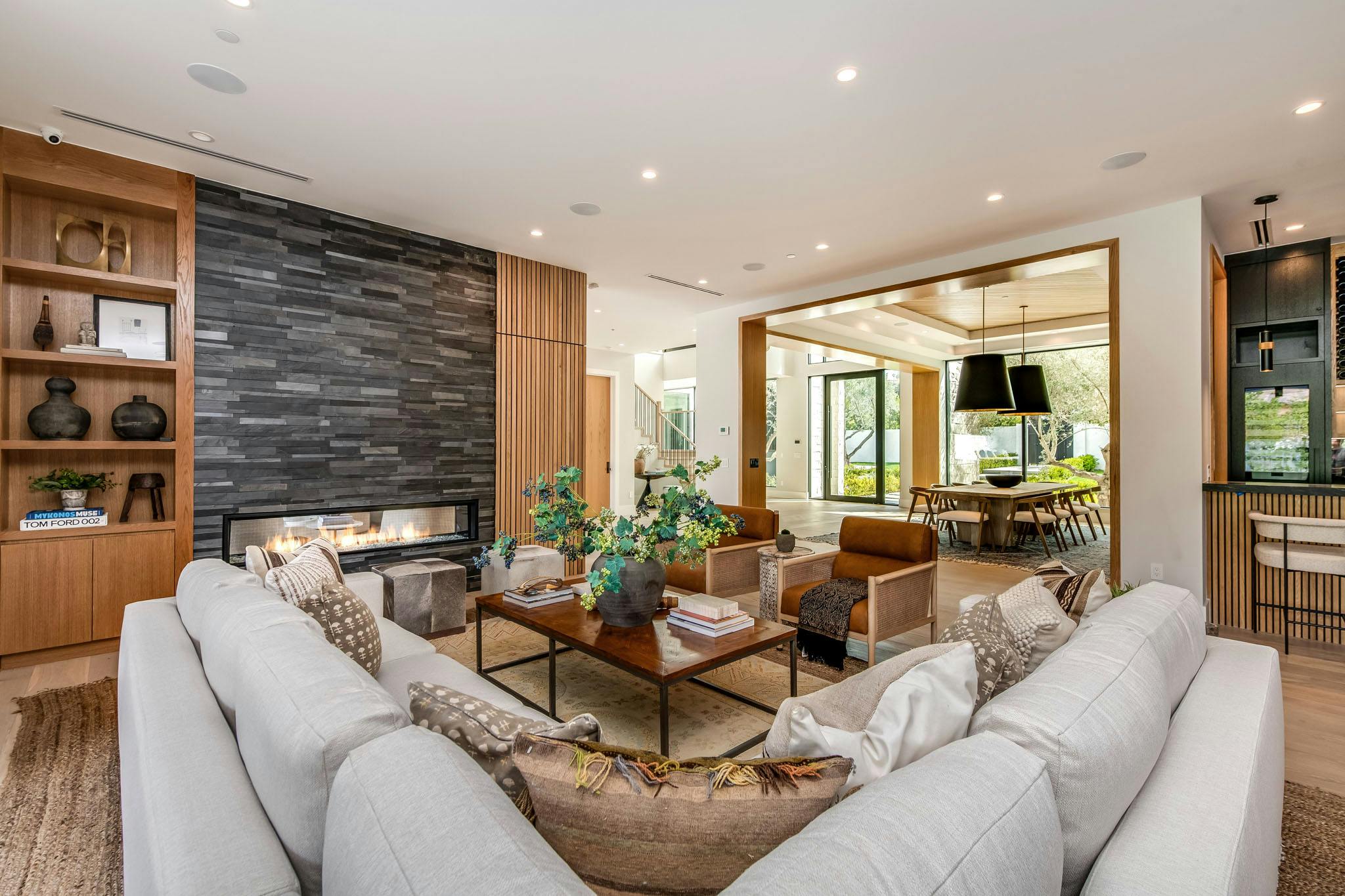 Meridith-Baer-Home-Home-Staging-Living-RoomSouthern-California-Valley-Vista-Modern-Organic-Luxury-Homes-Modern-and-Contemporary-Living-Room