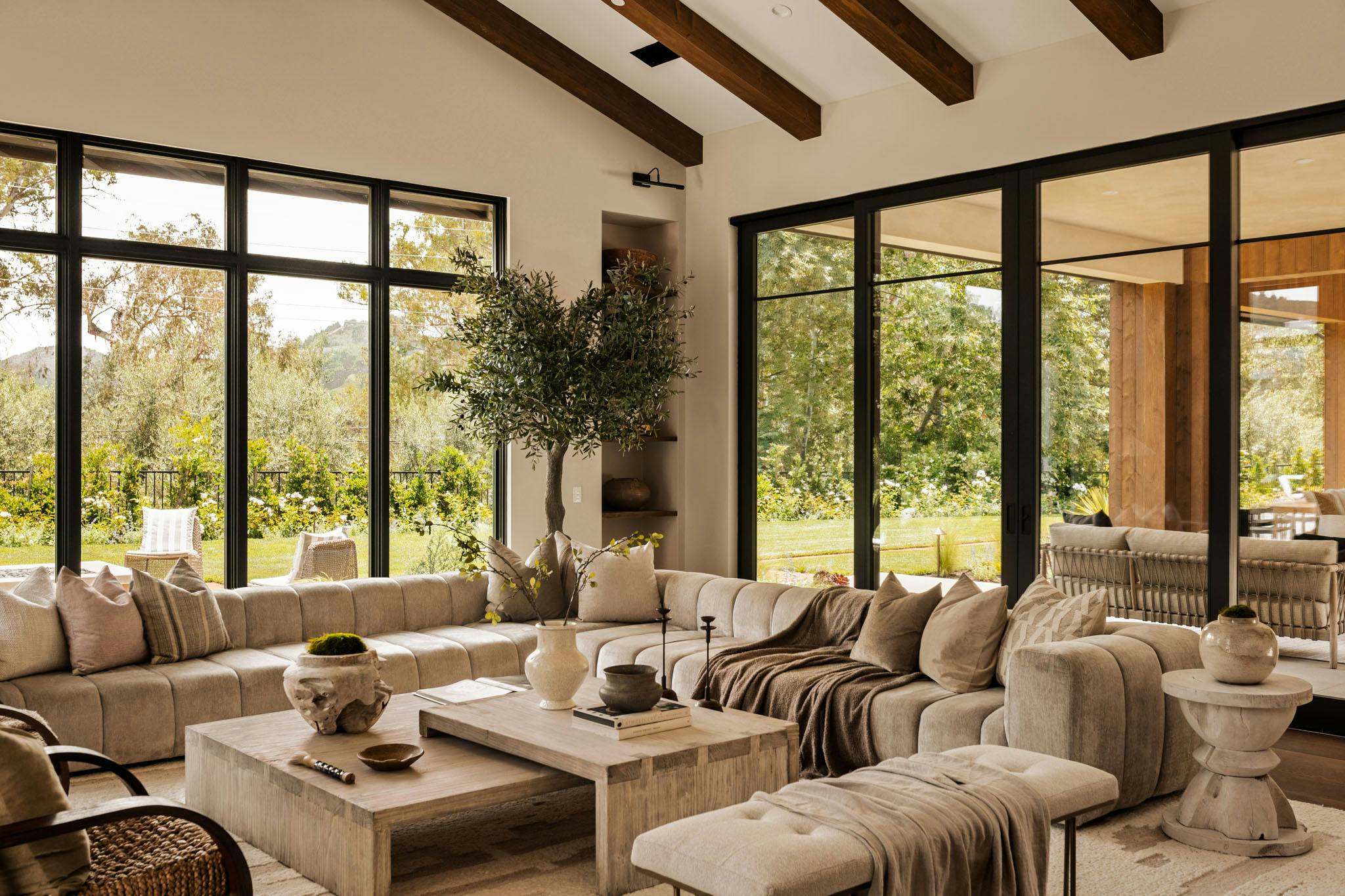 Meridith Baer Home - Luxury Leasing