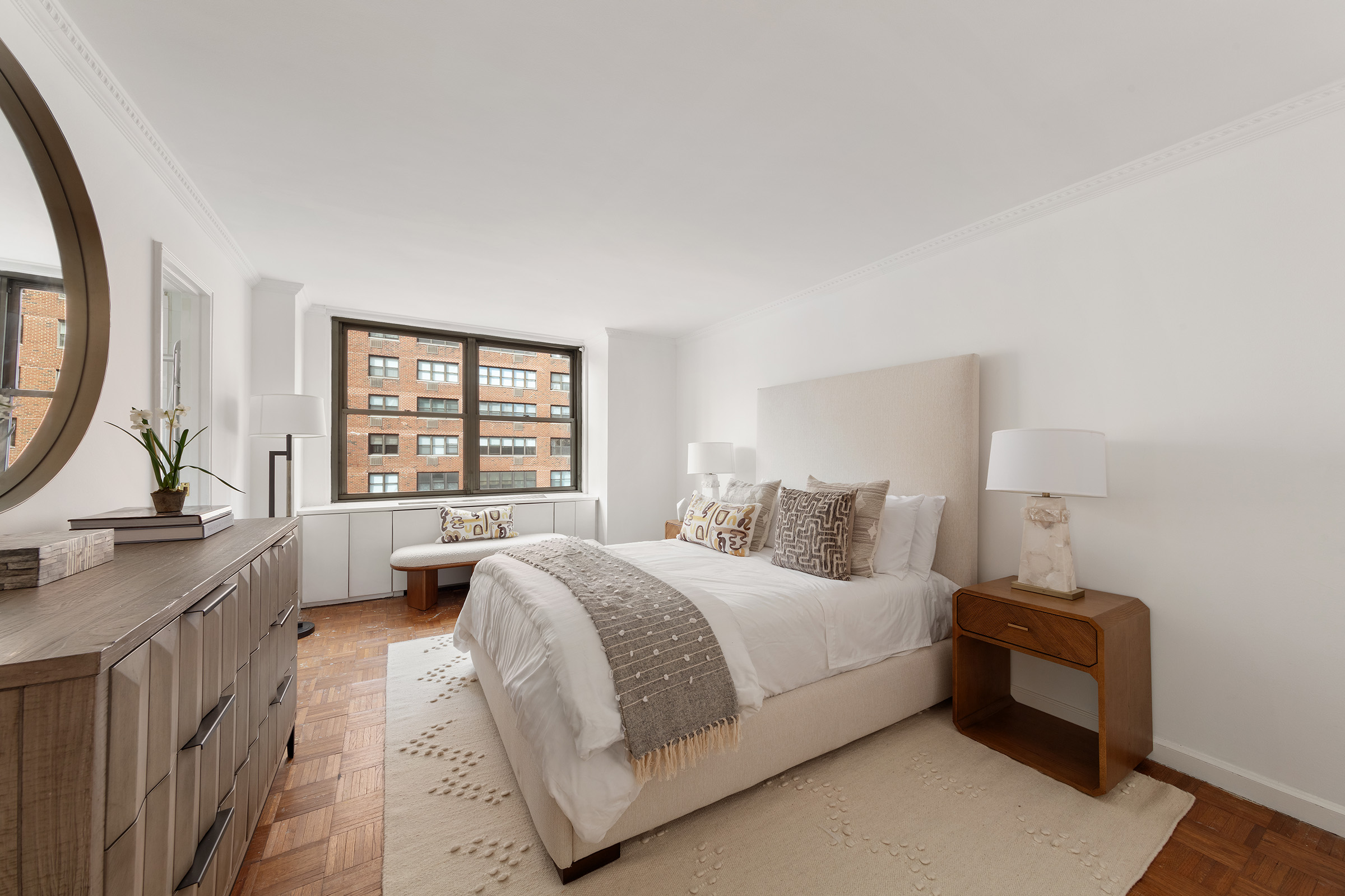 meridith-baer-home-continential-modern-bedroom
