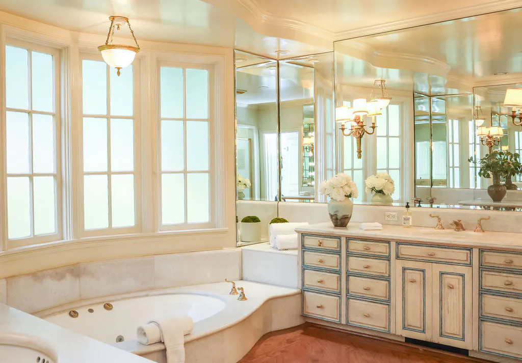 meridith-baer-home-crescent-regency-primary-bath