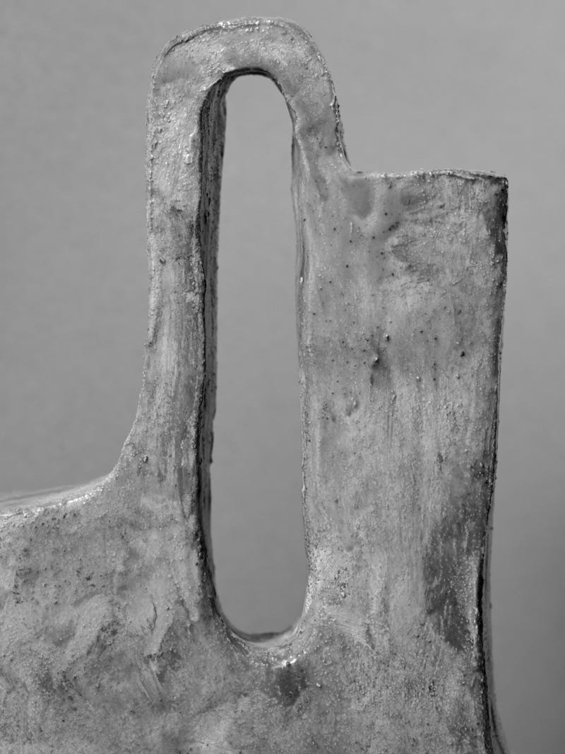black and white detail image of flat vessel handle in ceramic by Willem van Hooff. 