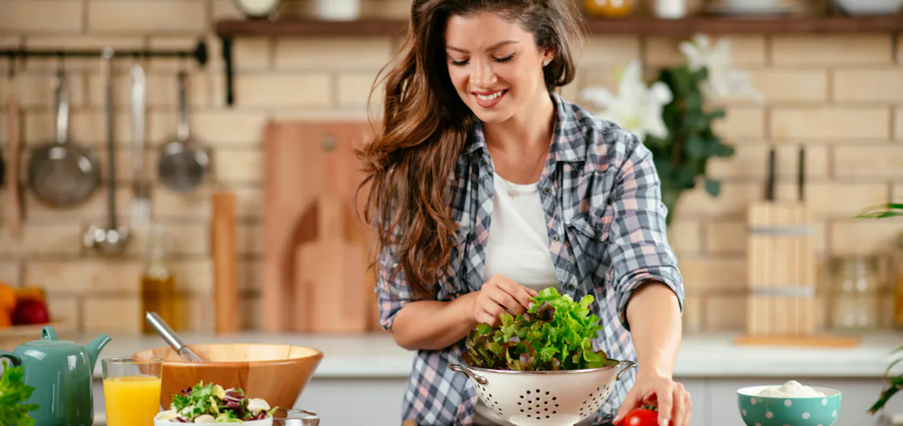 Lady making a healthy a low GI food