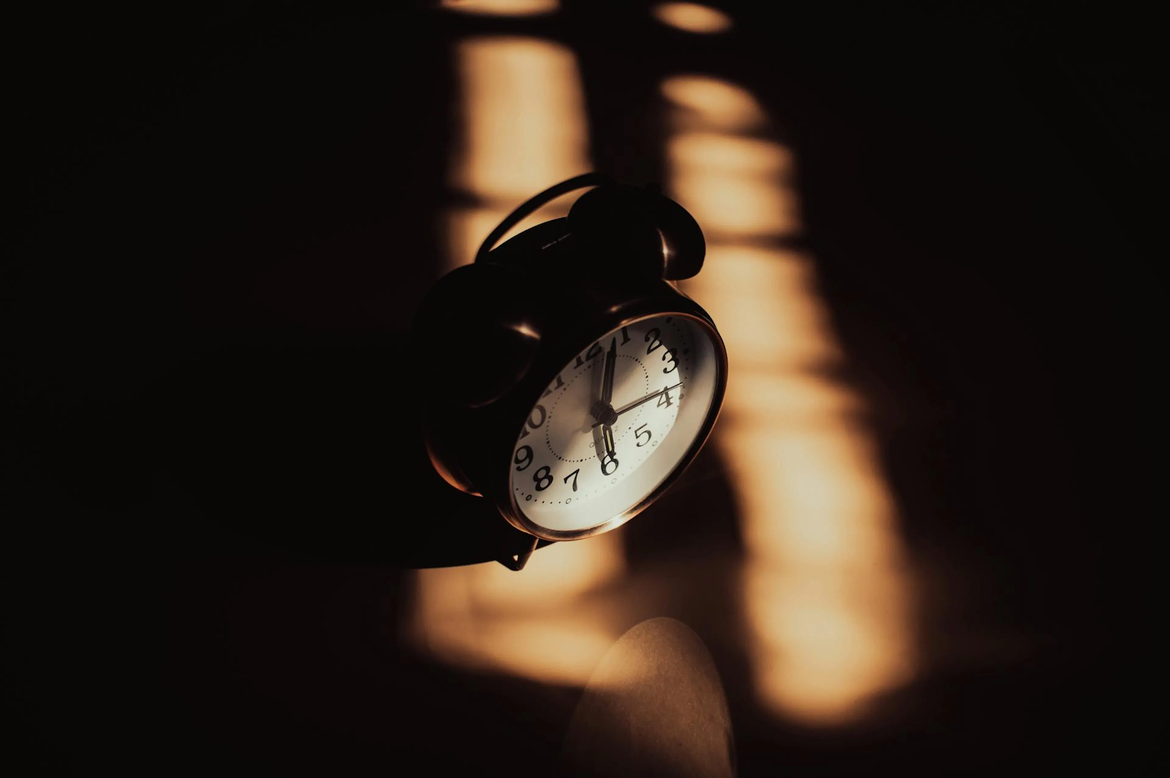 Clock representing disrupted circadian rhythm and metabolism