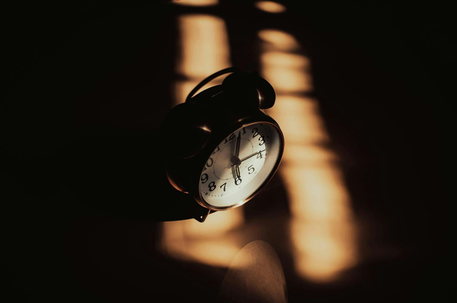 Clock representing disrupted circadian rhythm and metabolism