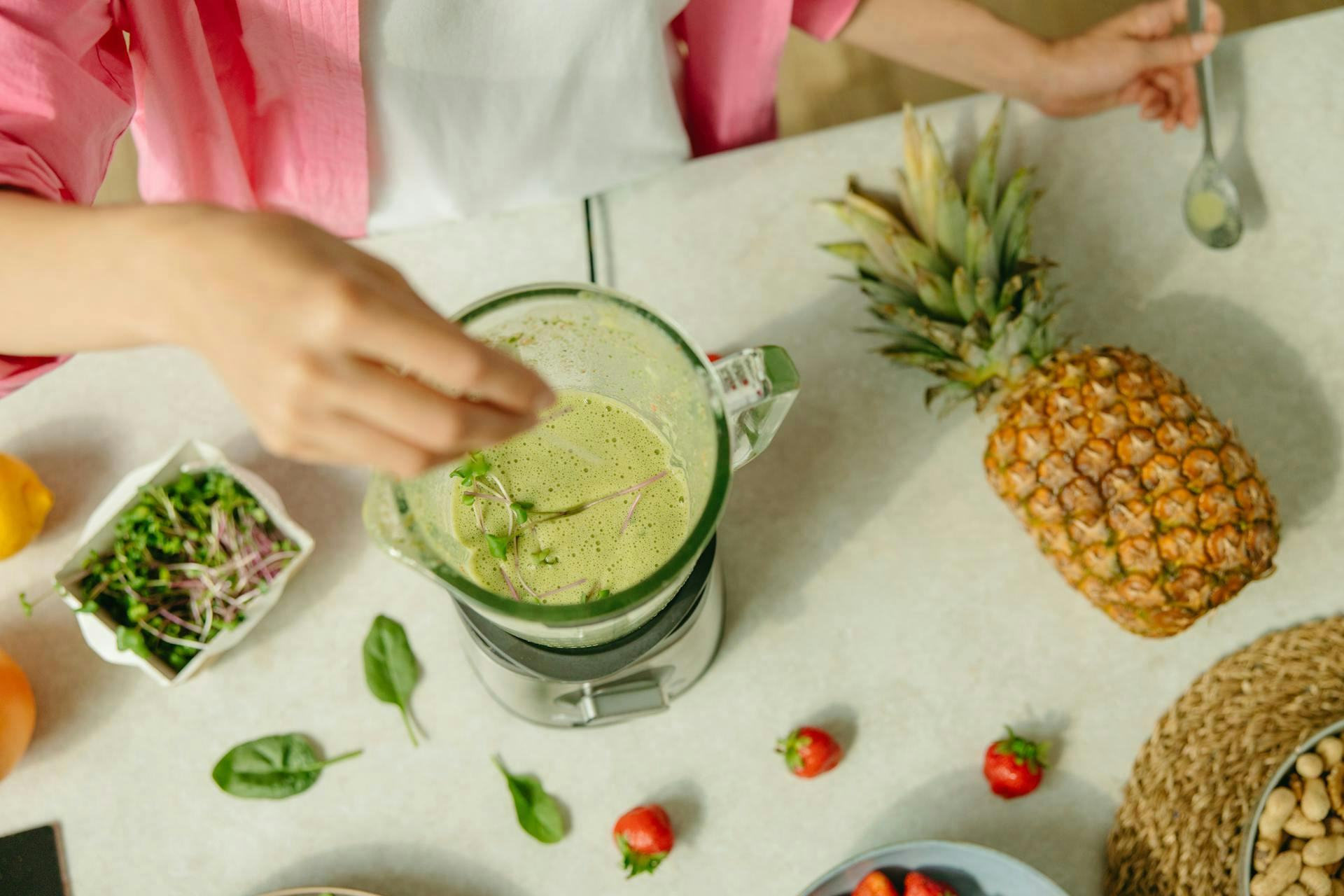 Whole pineapple and sliced pieces beside juice