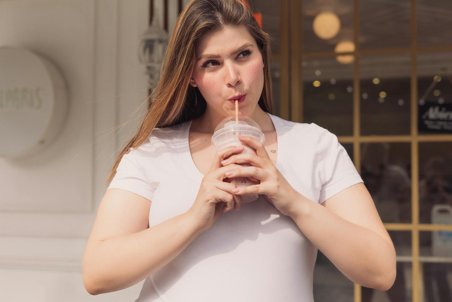 Person drinking a healthy high-protein meal shake to loss weight