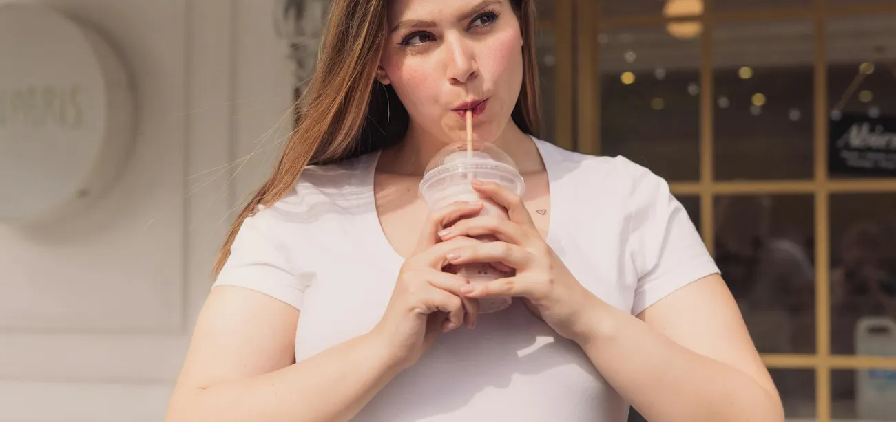 Person drinking a healthy high-protein meal shake to loss weight