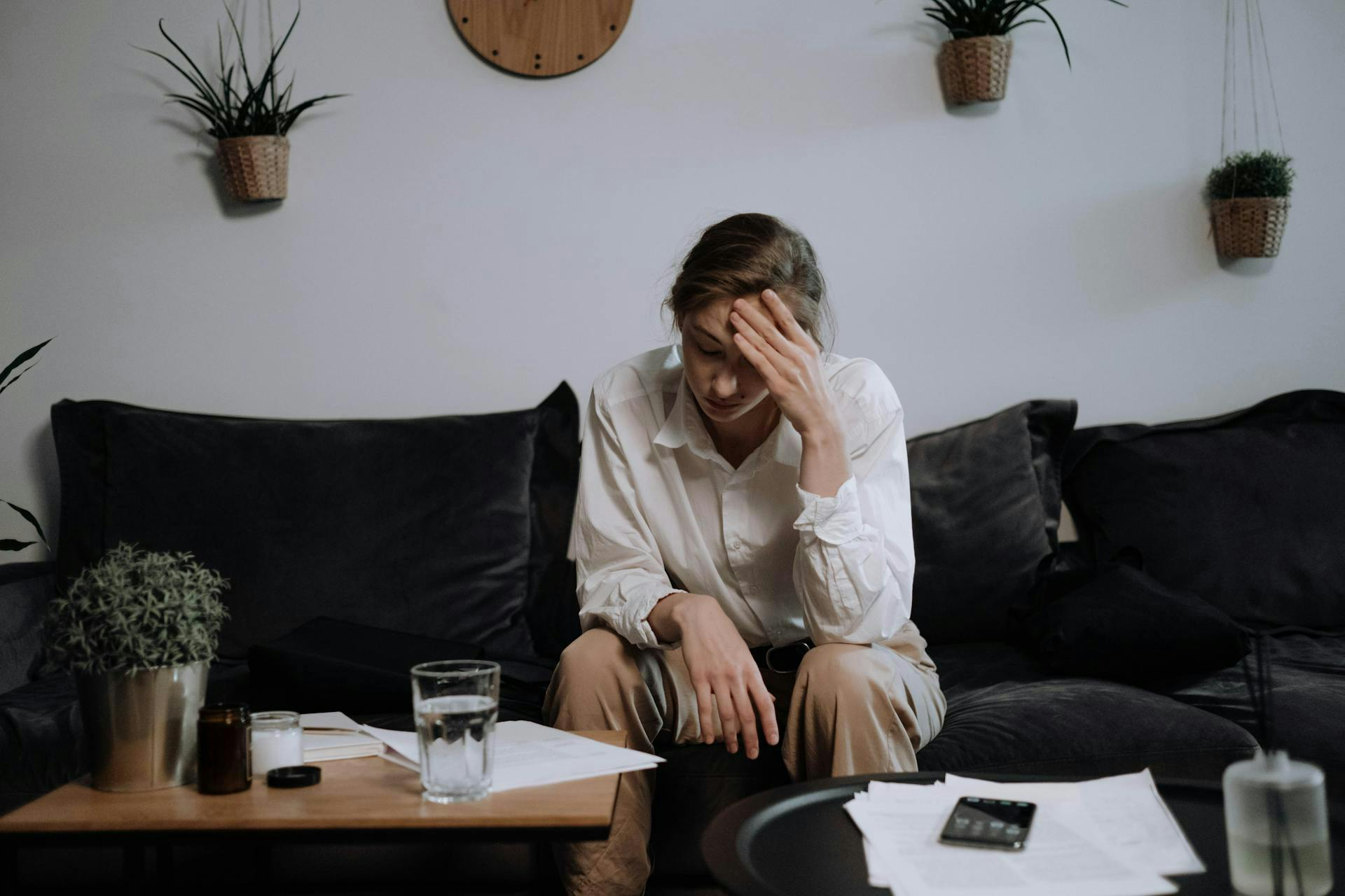Hydrating with water to relieve keto headache