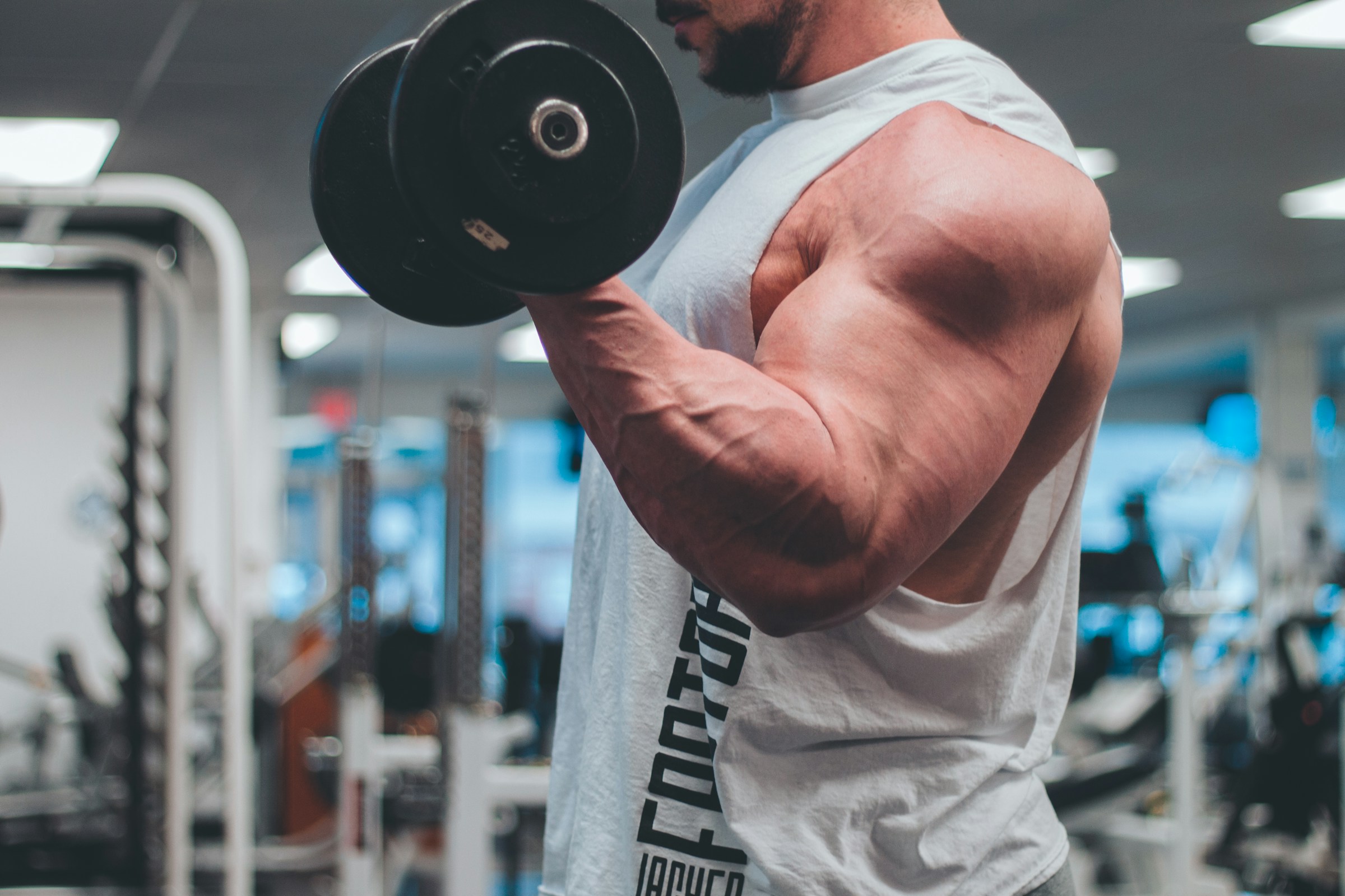 Man lifting heavy weights to burn calories and build muscle.