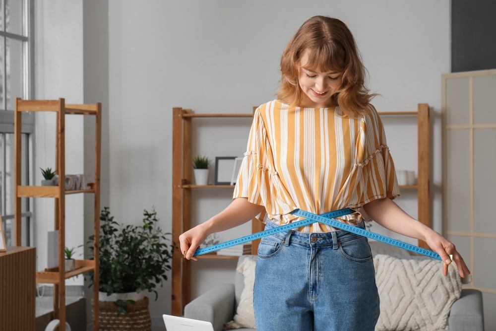 Woman measuring her Waist-to-hip ratio
