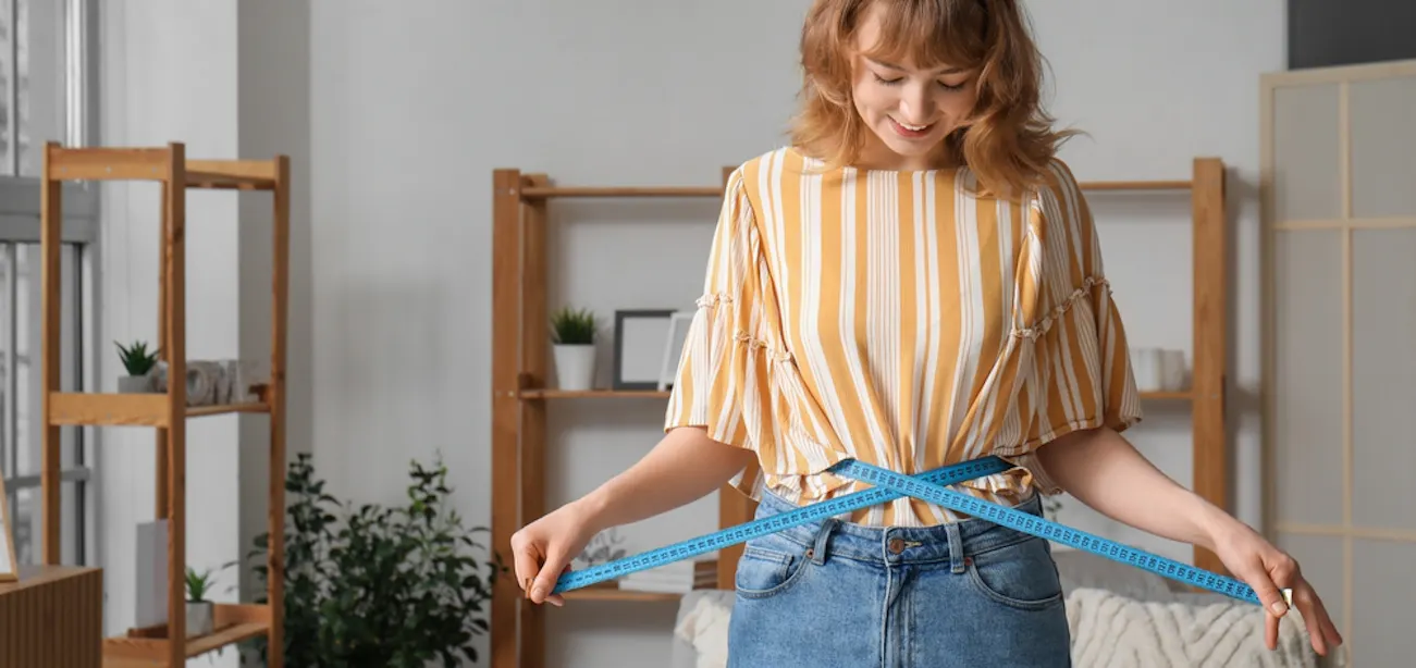 Woman measuring her Waist-to-hip ratio
