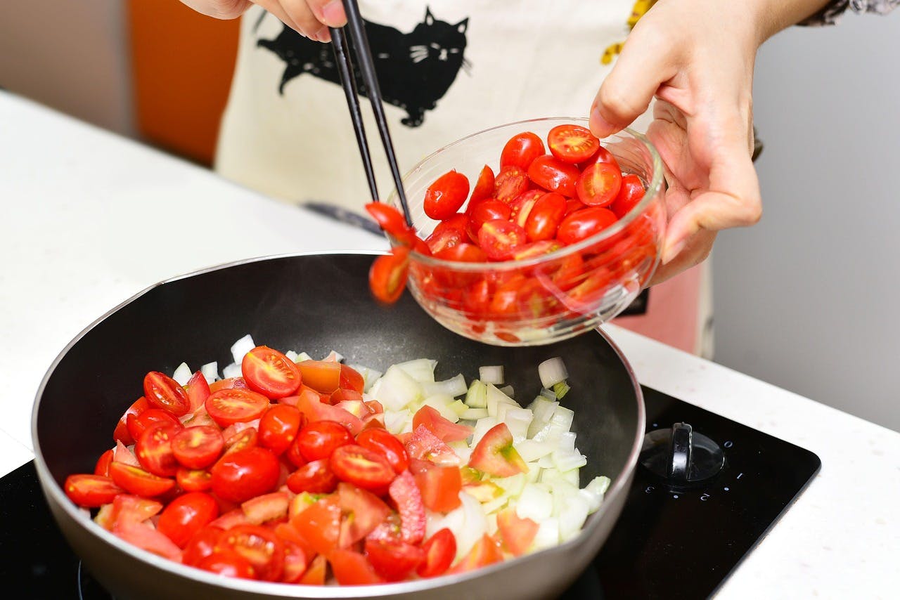 Cooking with sliced tomatoes