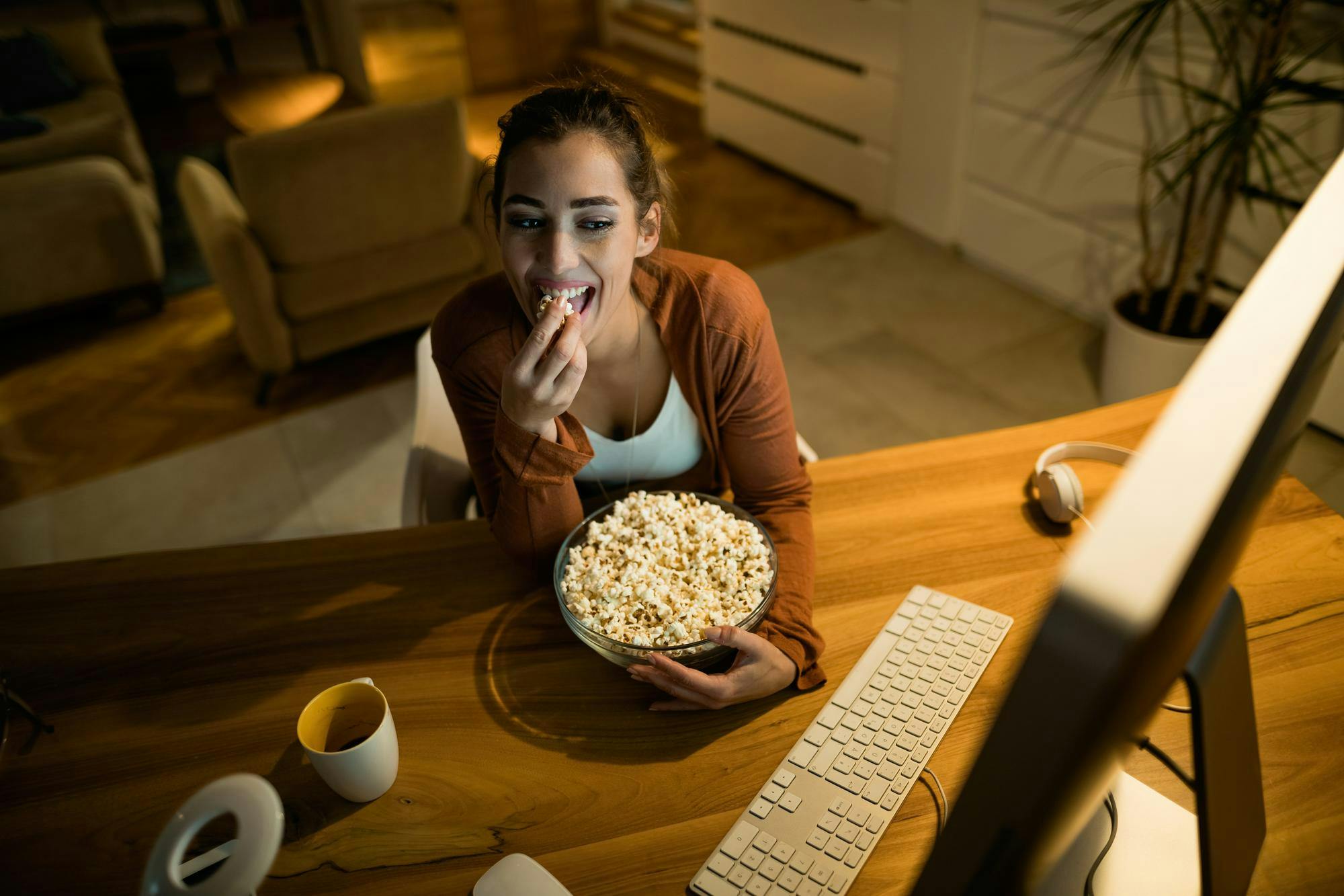Nutrition label of popcorn with carb content highlighted