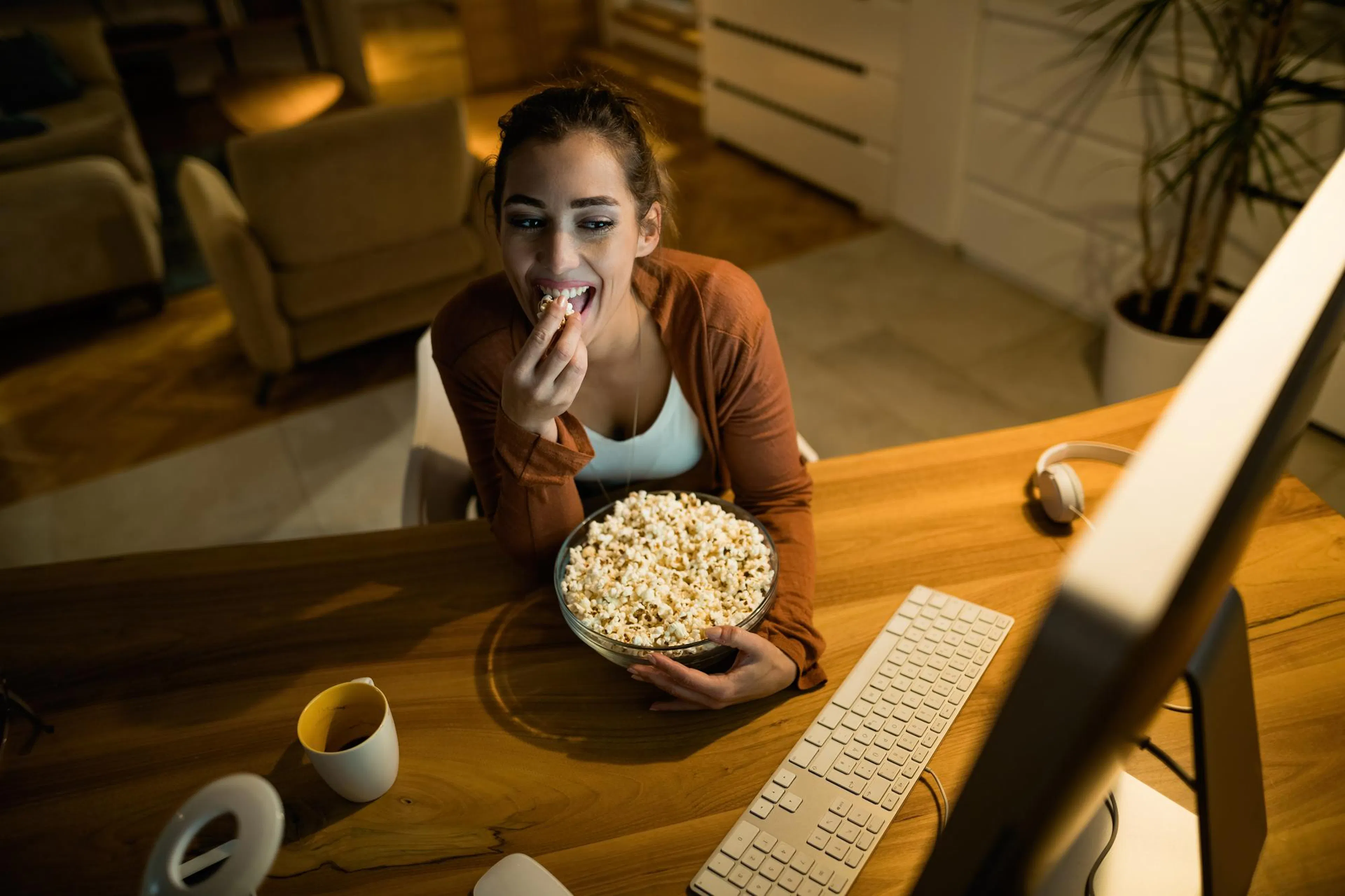 Nutrition label of popcorn with carb content highlighted
