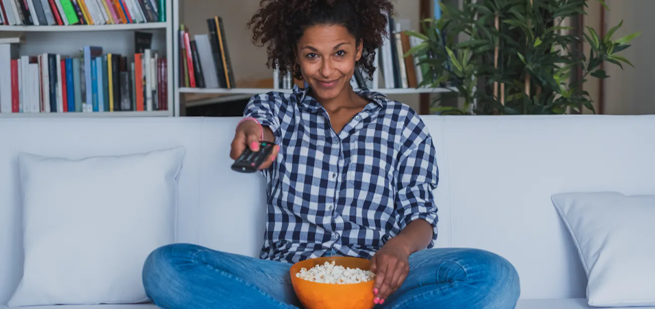 Person eating Air-popped popcorn in a white bowl – healthy diabetes snack