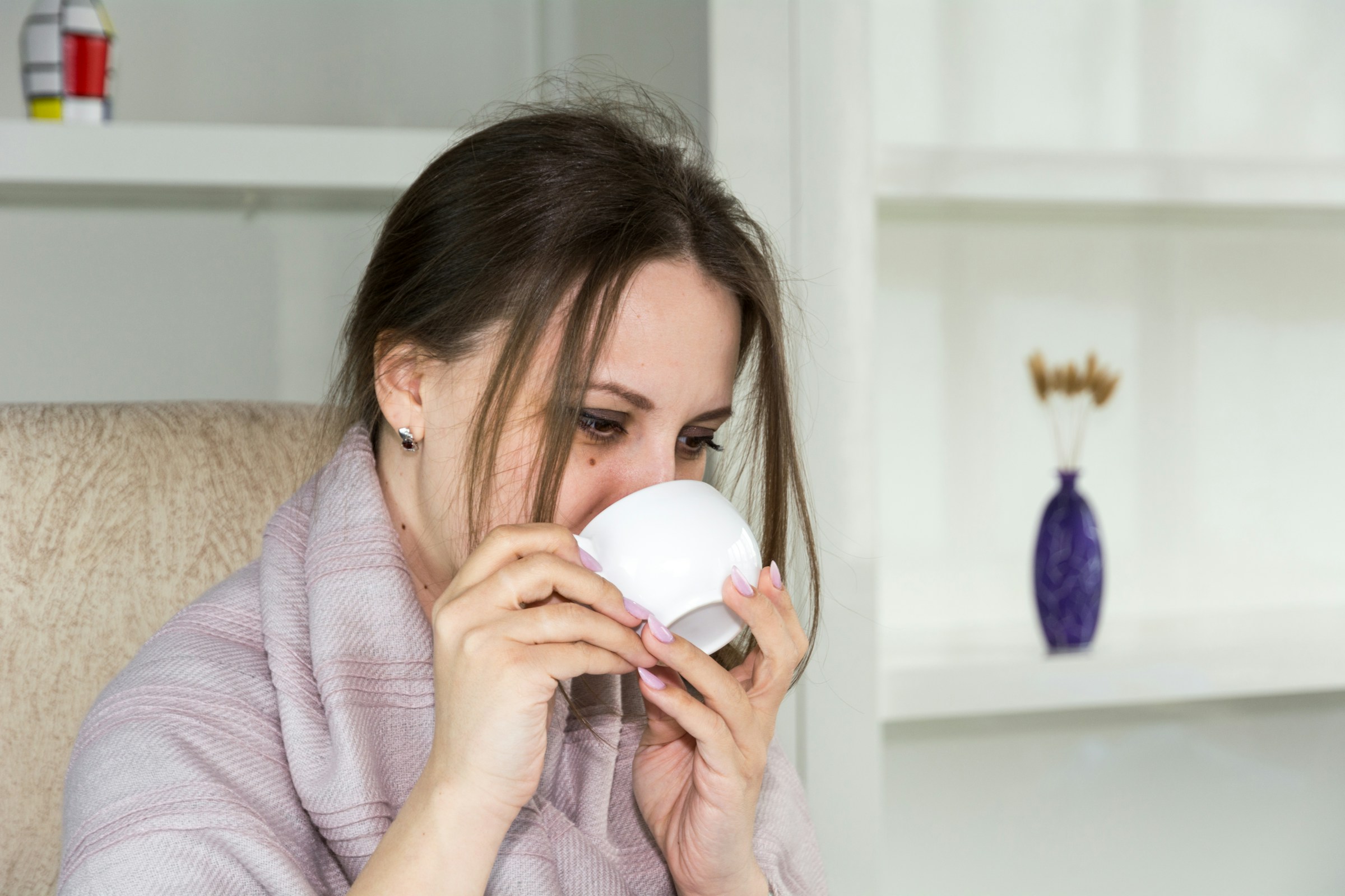 Lady sipping cinnamon tea for its health benefits