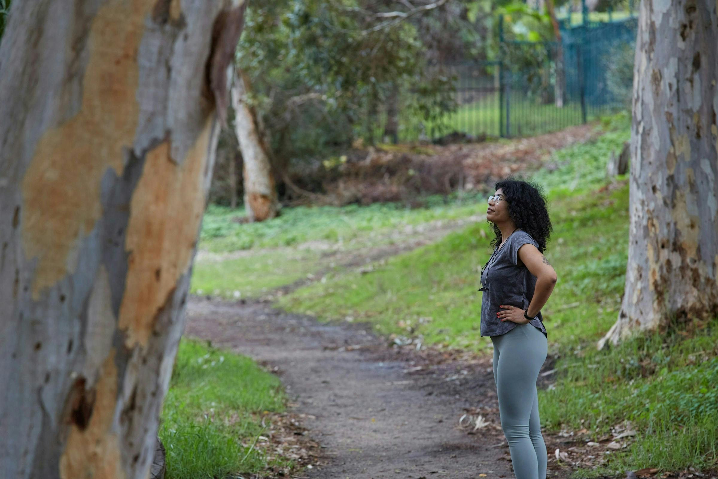 Woman taking a walk in the woods to lose weight sustainably