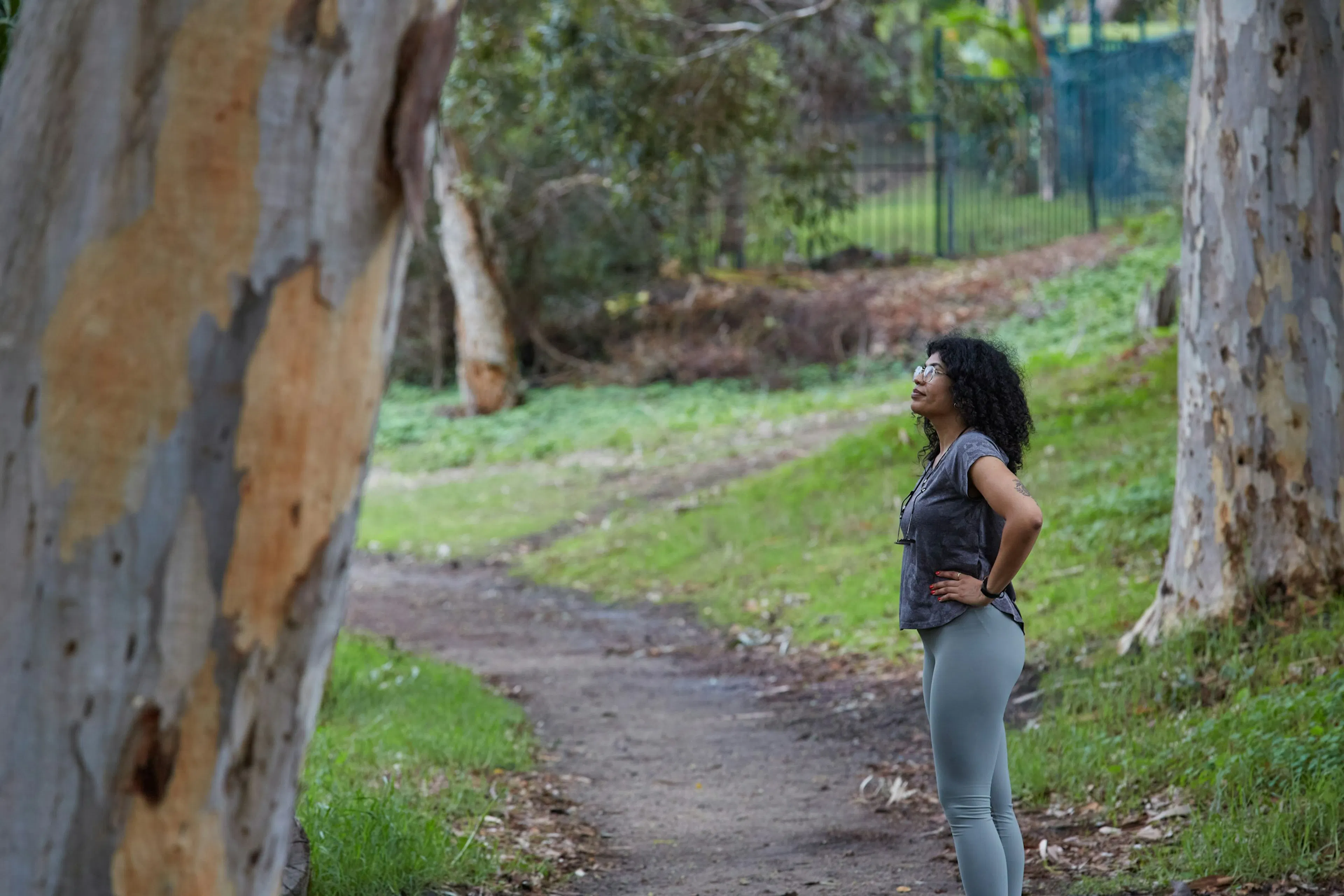 Woman taking a walk in the woods to lose weight sustainably