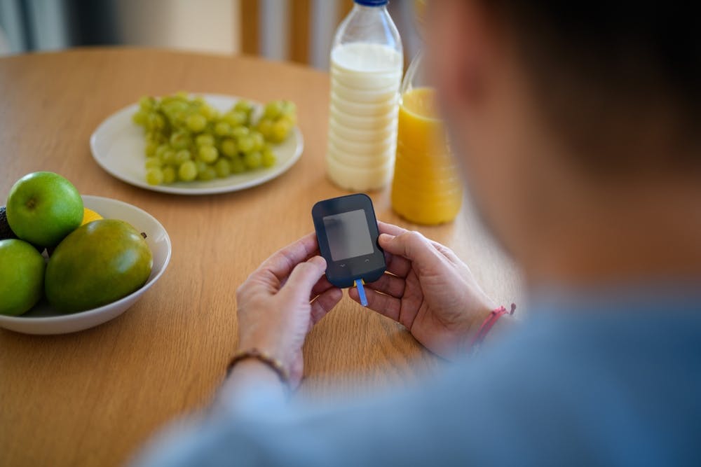 Man tracking his glucose level for weight loss