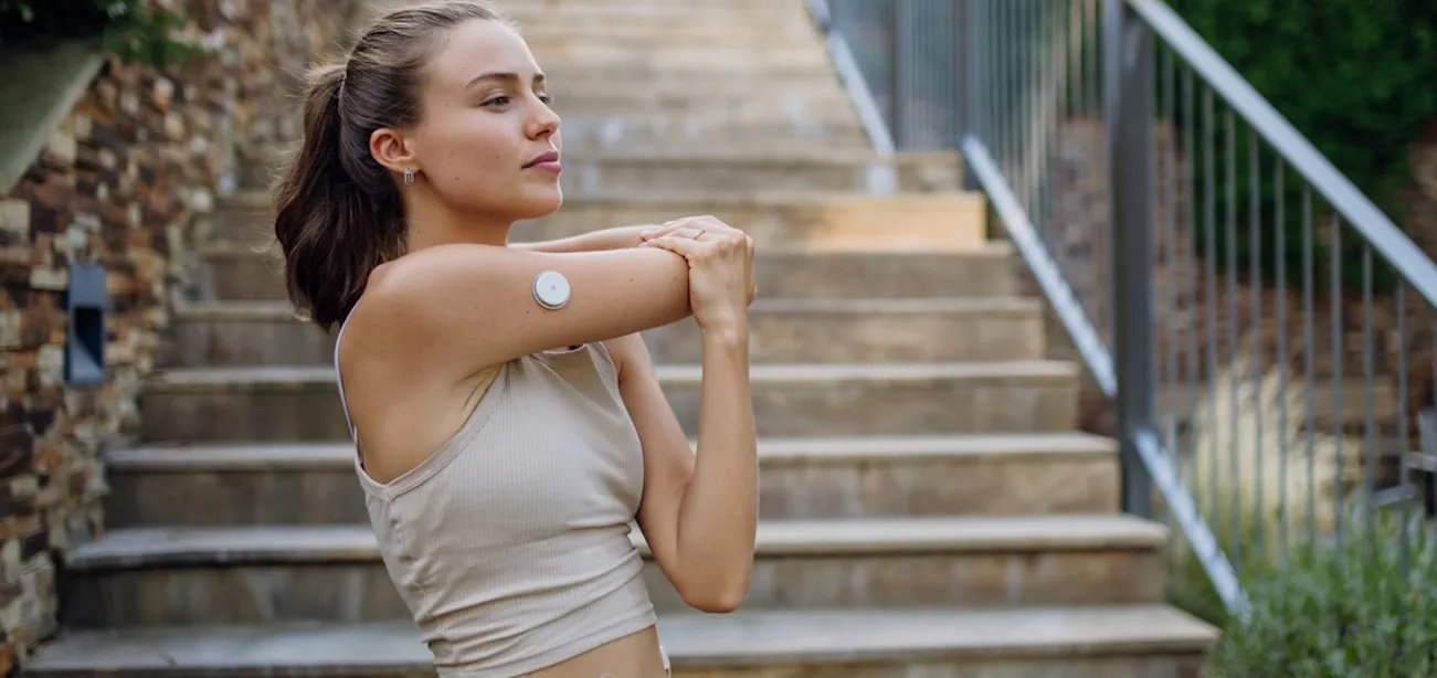 Woman with CGM to monitor her blood glucose while she exercise to lose weight