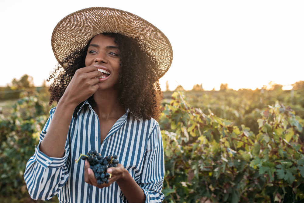 A diabetic lady eating grapes