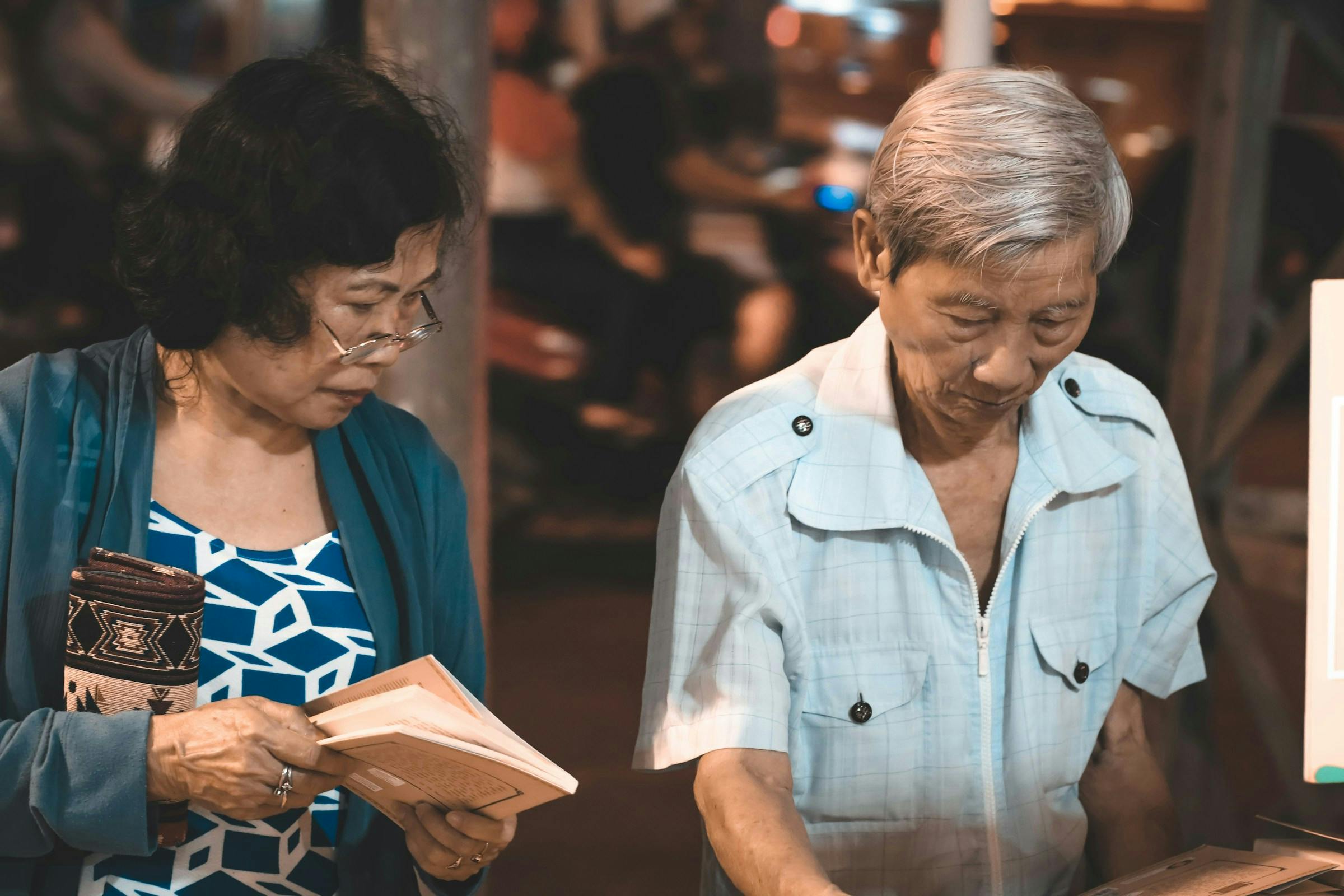 Old couples reading
