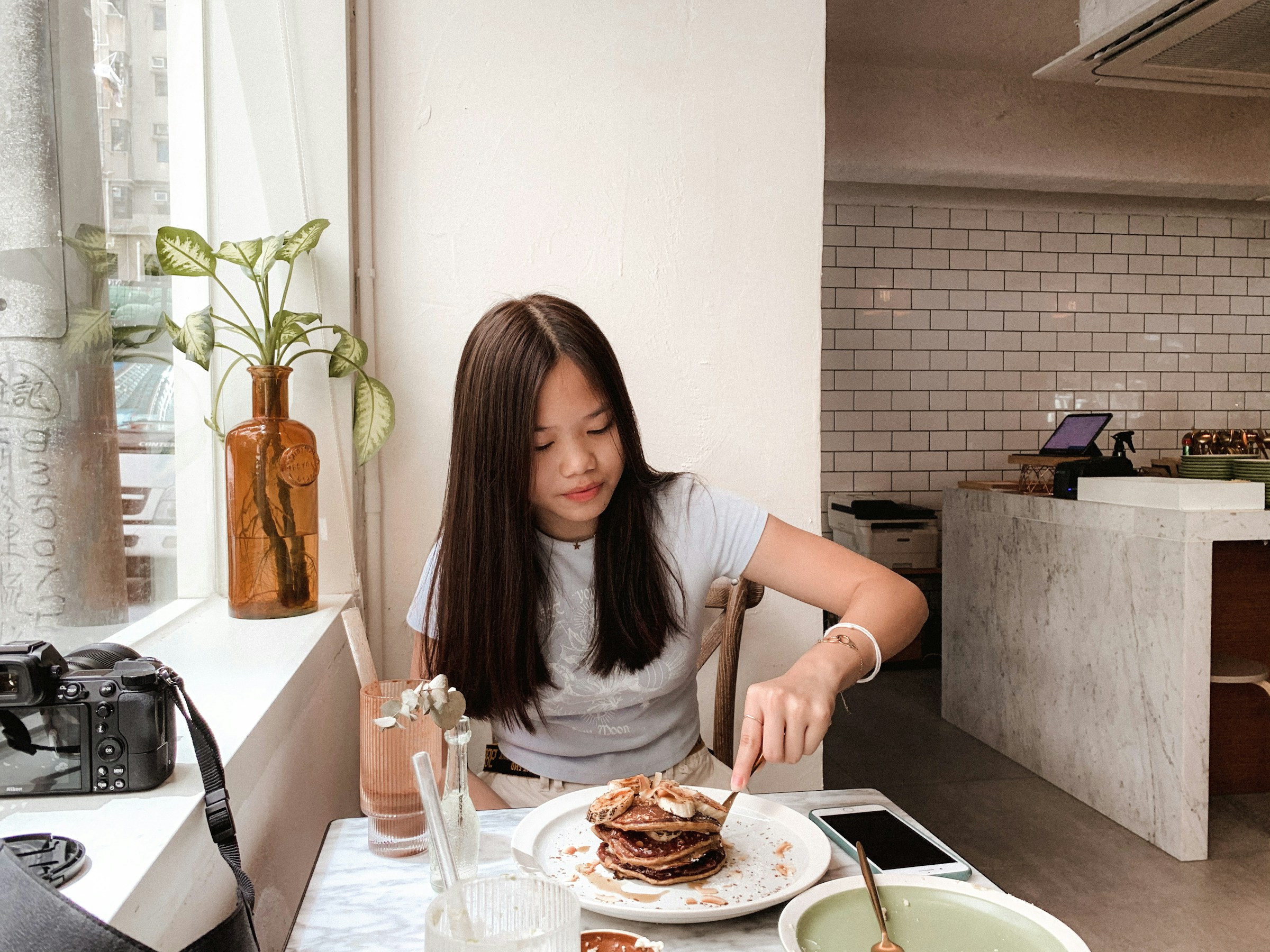 A lady eating a healthy plate of macro ratio for weight loss