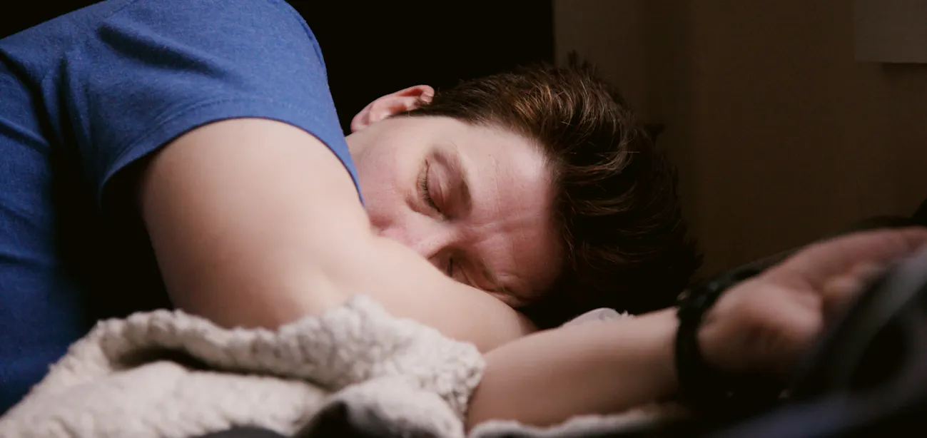 man sleeping with smartwatch tracking heart rate