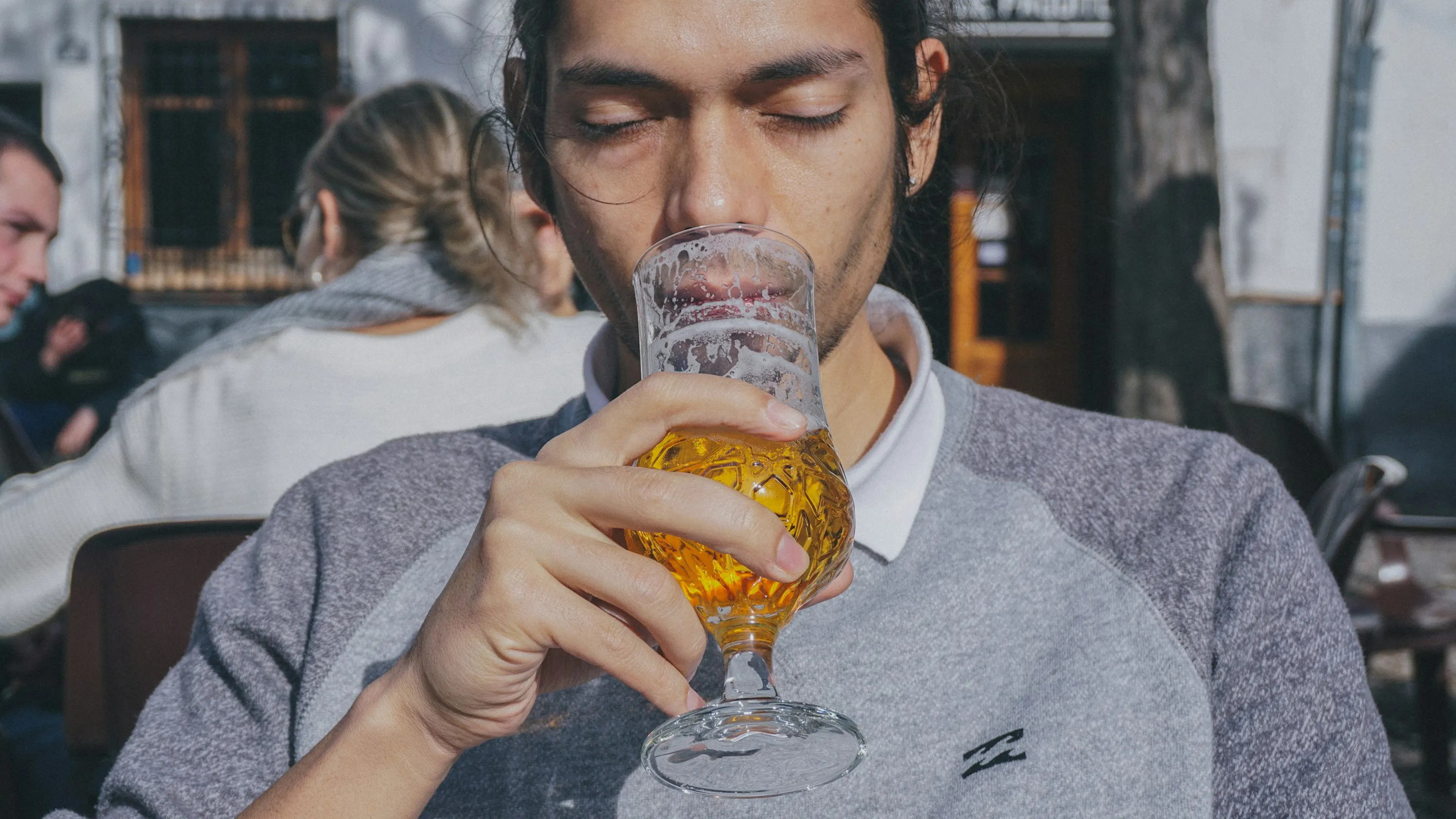 A man drinking low carb beer for diabetics
