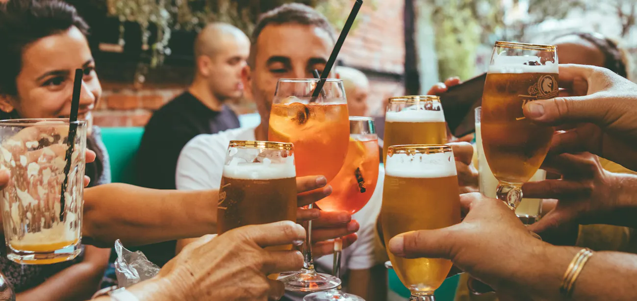A person with diabetes drinking beer with friends