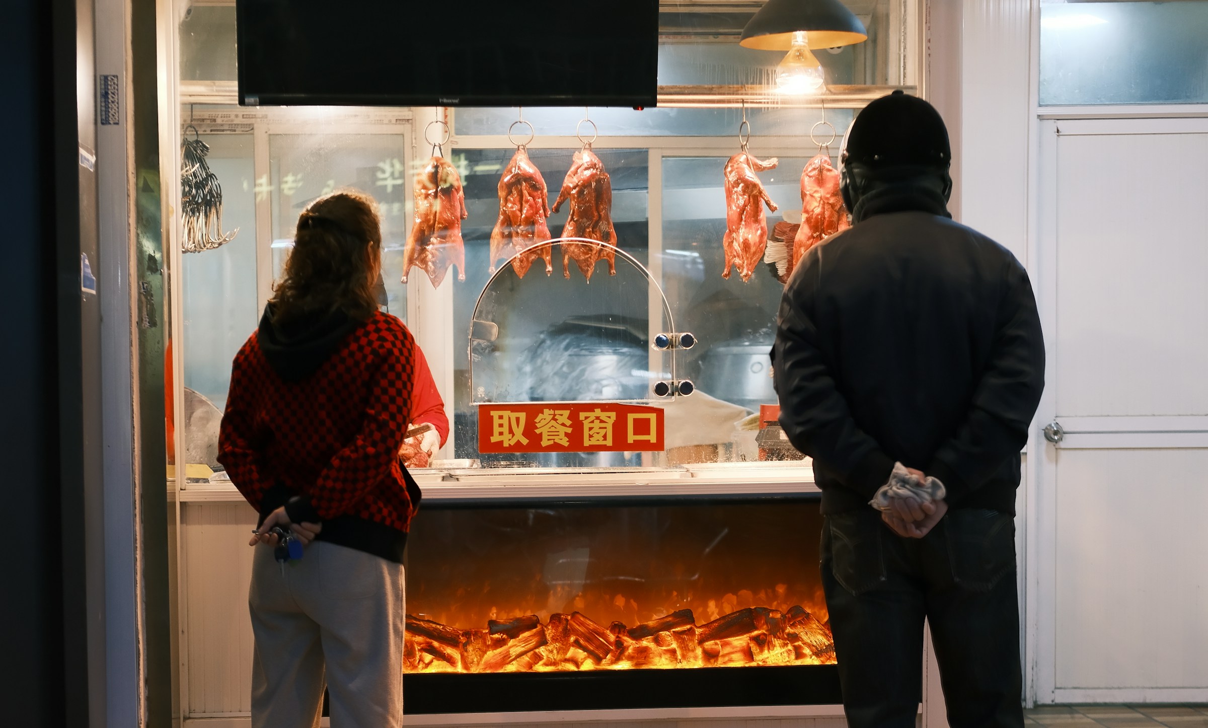 Two persons looking at the meat section and wondering is chicken better than beef for weight loss