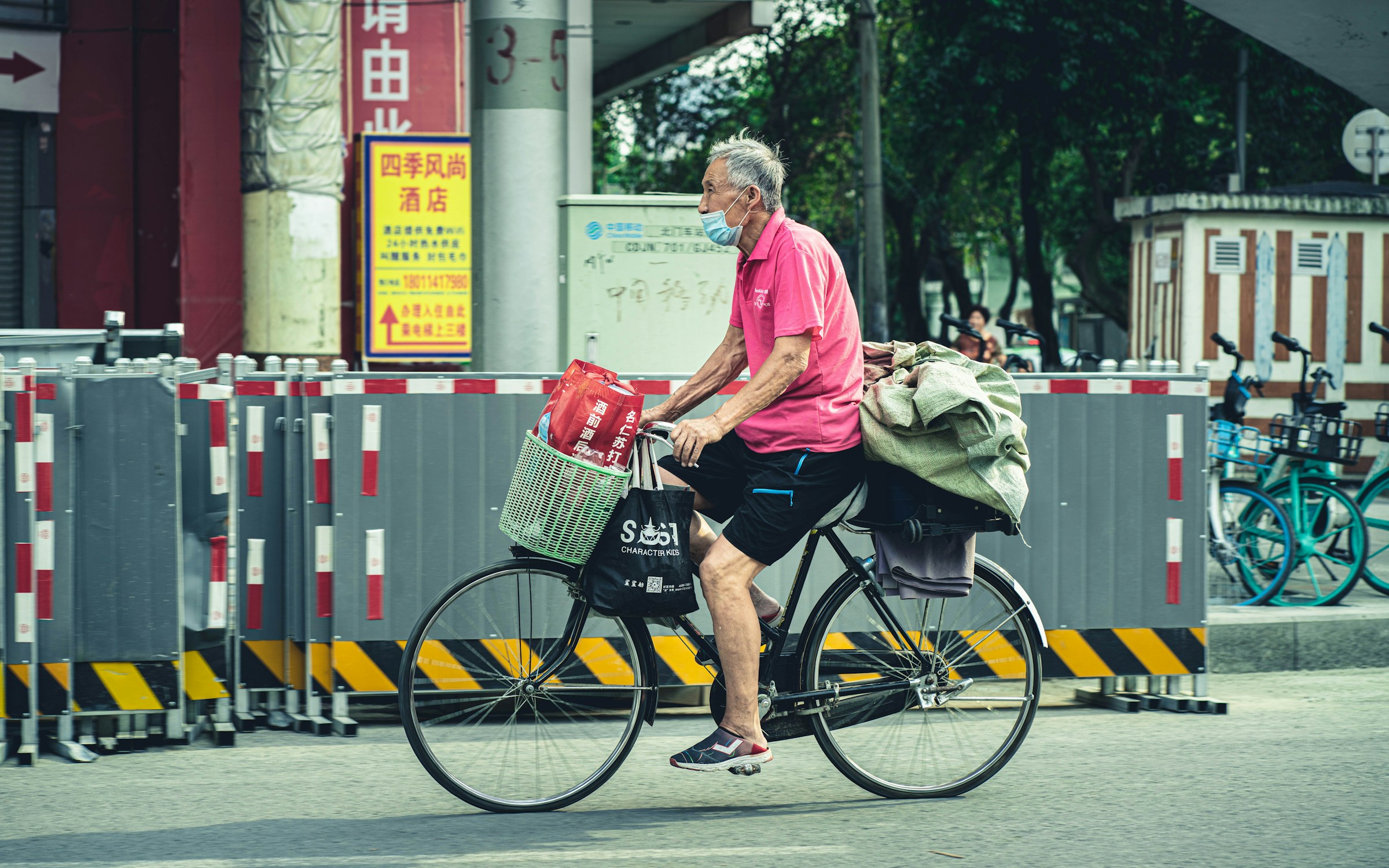 Image of an old man riding a bicycle to maintain strengthspan