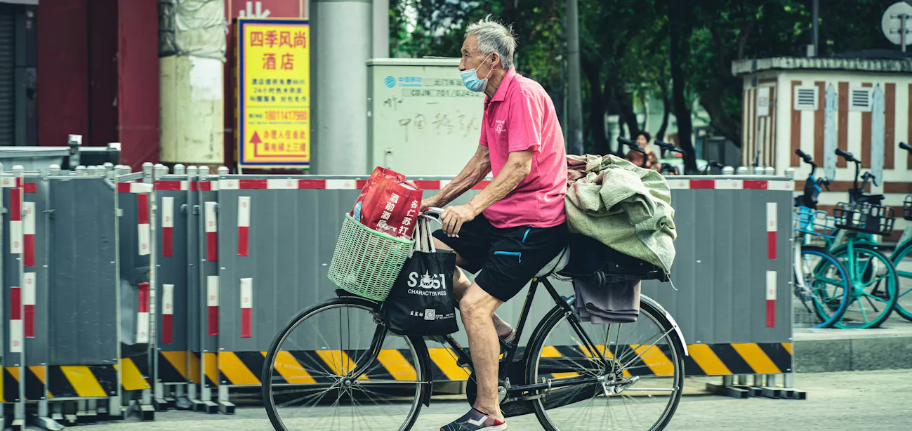 Image of an old man riding a bicycle to maintain strengthspan