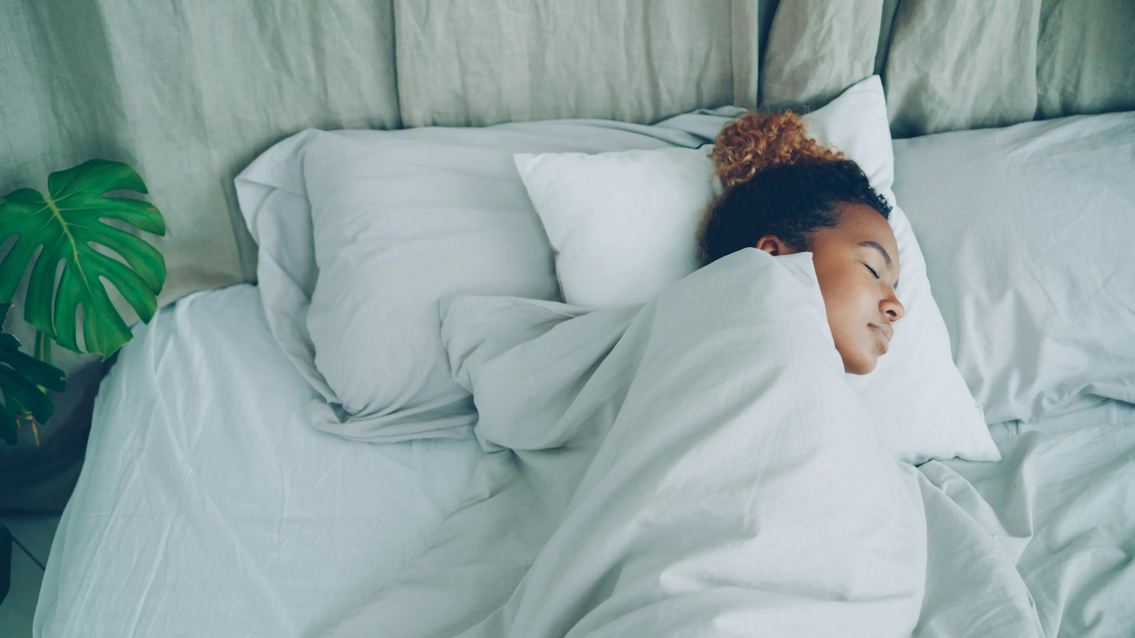 woman practicing healthy sleep hygiene
