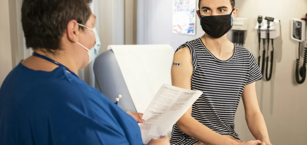 Doctor explaining to a patient How to calculate cholesterol to HDL ratio