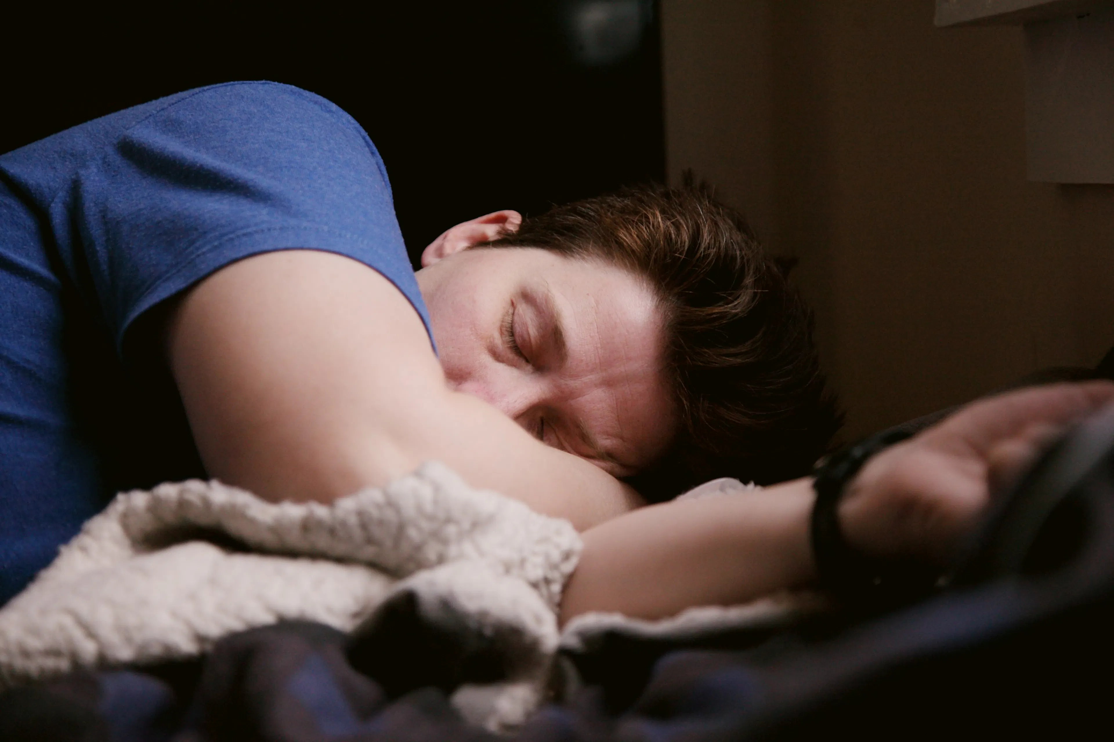 A person having a normal sleep cycle with NREM and REM stages repeating across an eight-hour night