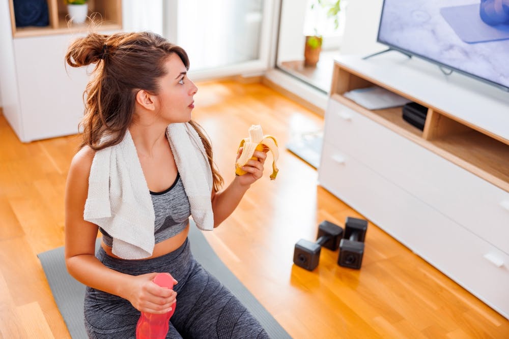 Nutritional profile of a medium banana including calories, fiber, and carbohydrates