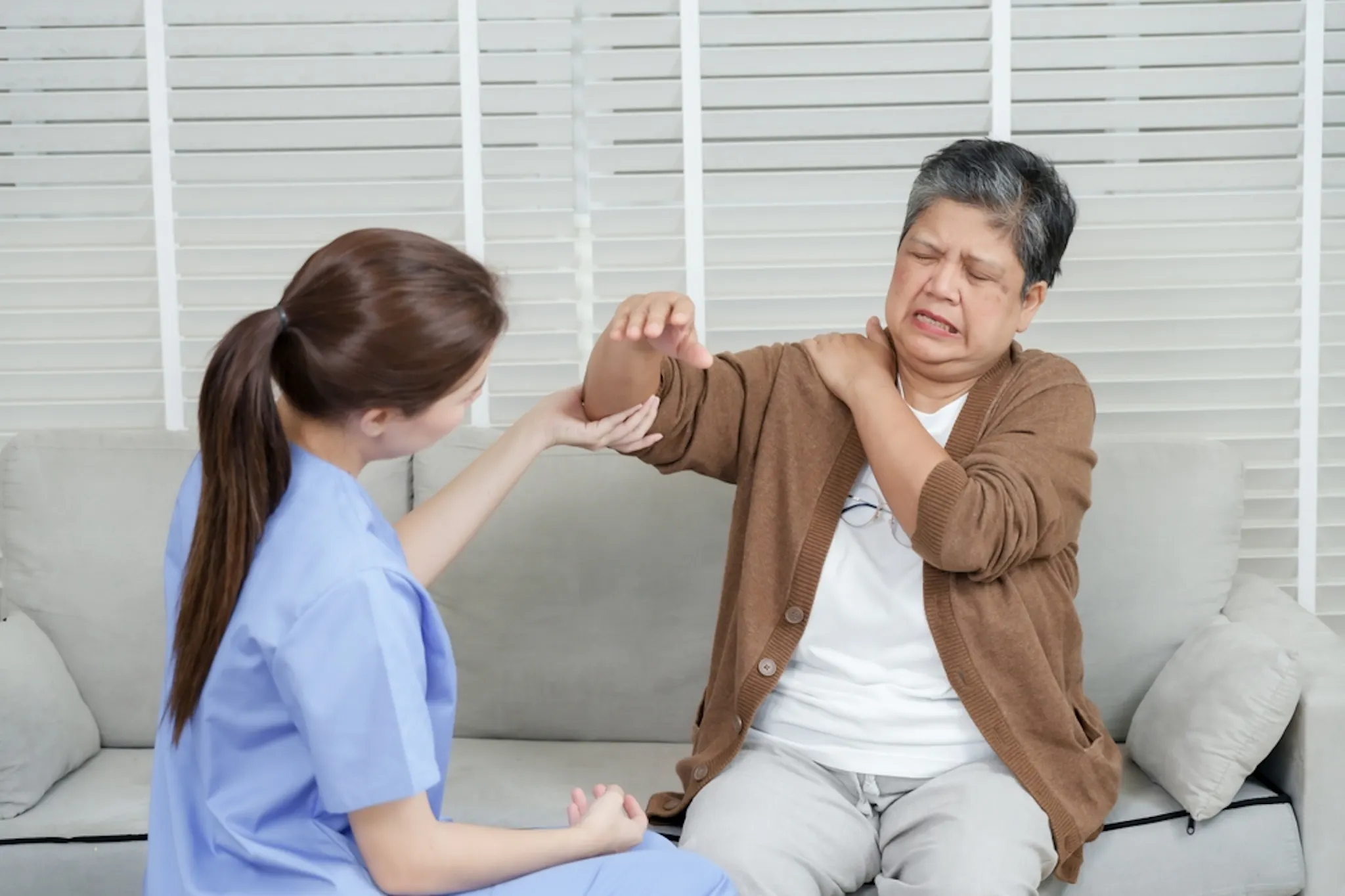 why does menopause cause frozen shoulder