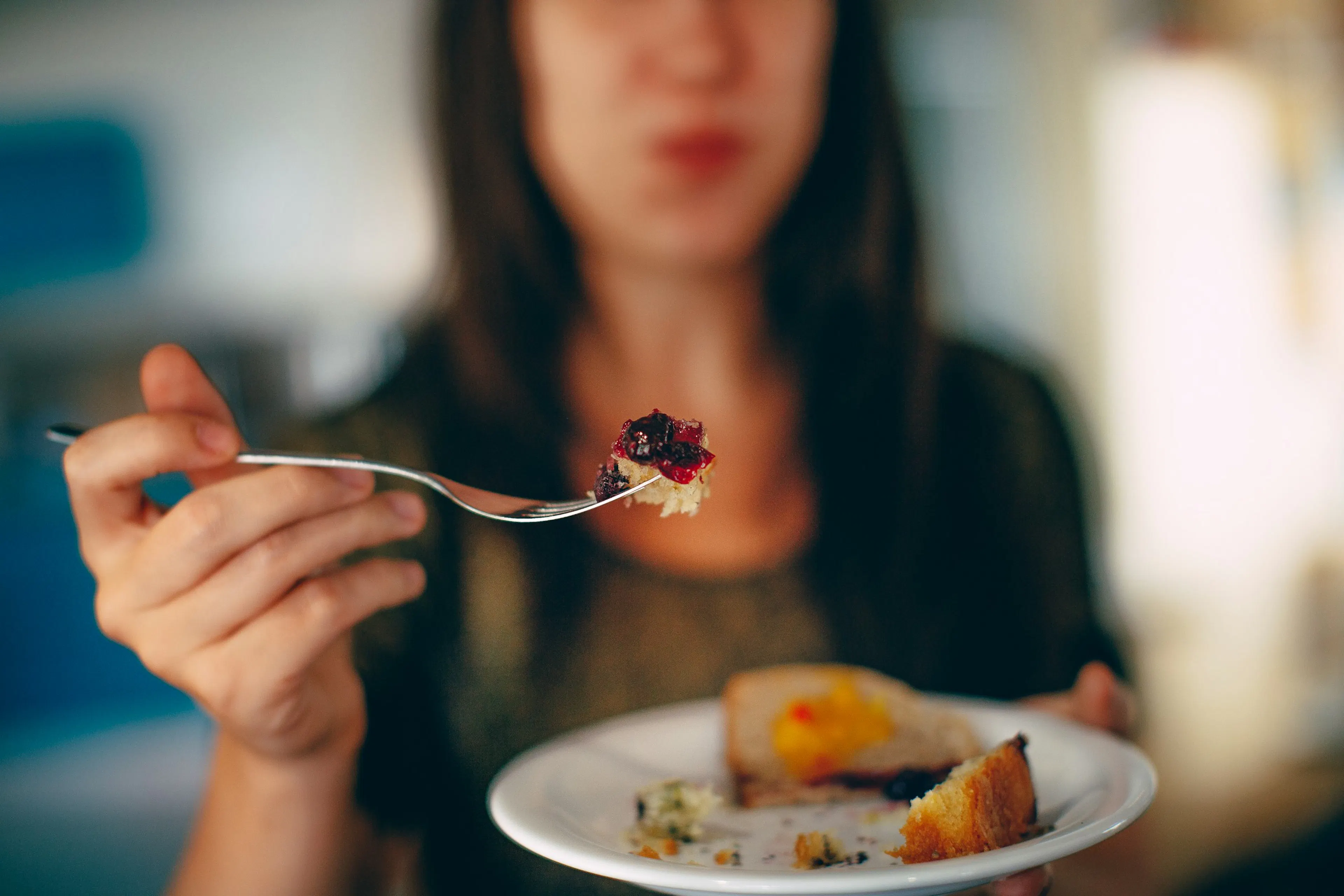Protein timing for metabolic health — structured meal with clock indicating when to eat protein