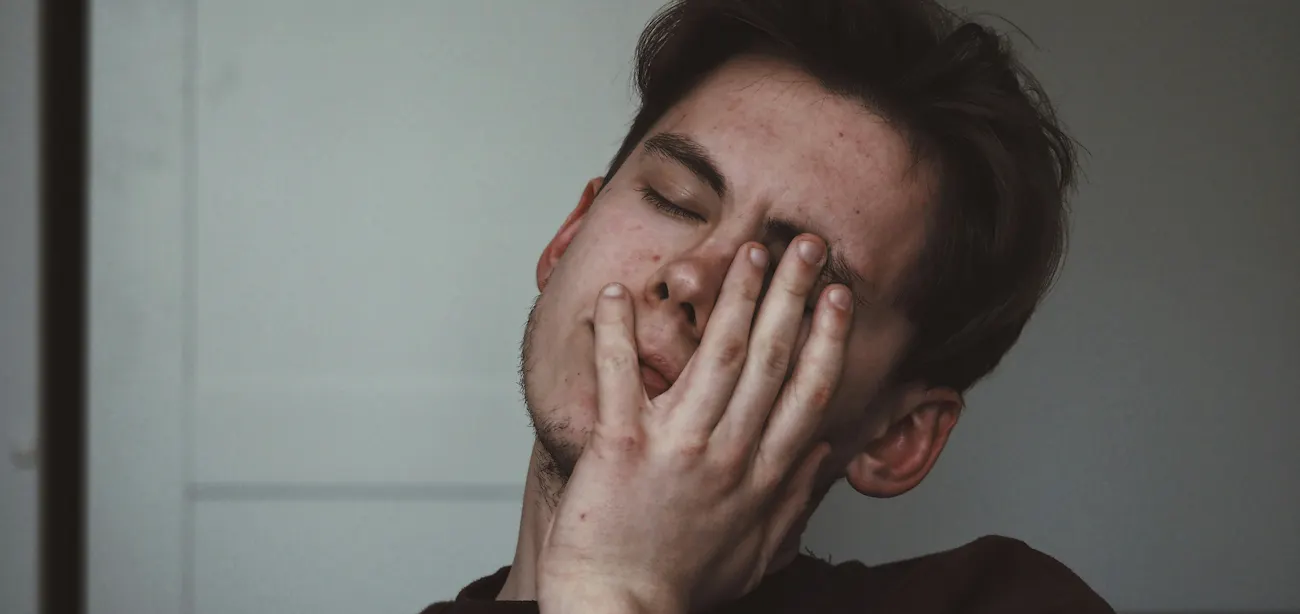 Image of a person feeling very tired after a little walk, a sign of reduction in growth hormone