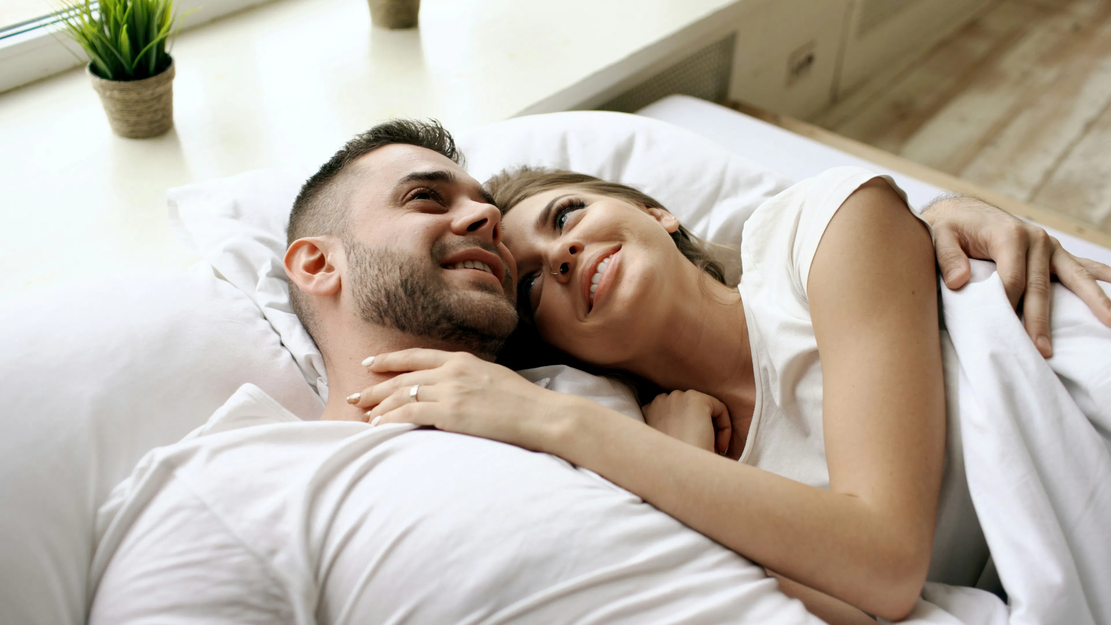 Image showing a married couple in bed discussing the side effects of Bremelanotide