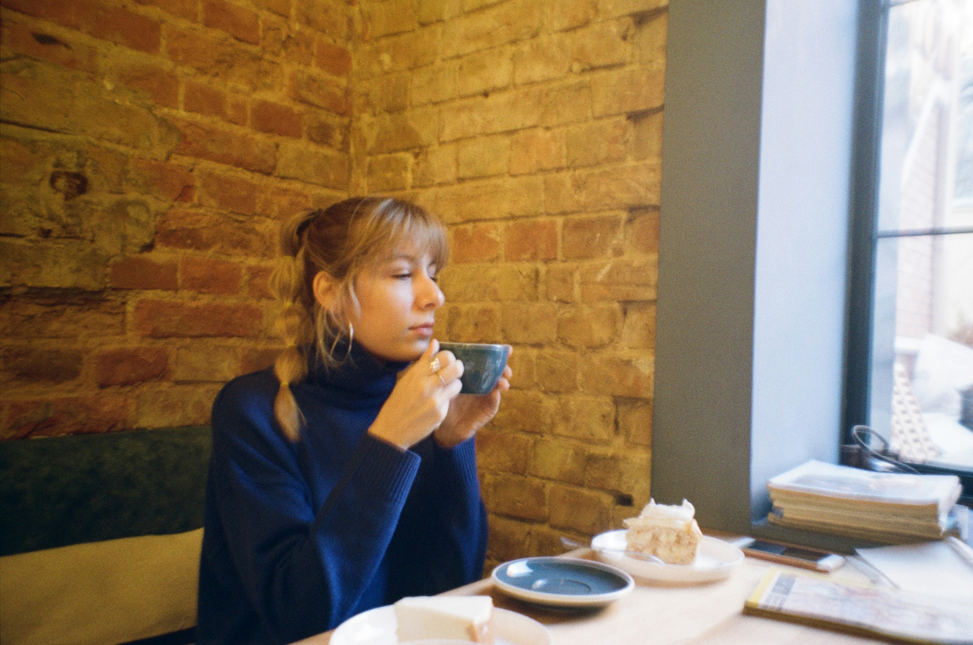 An image showing a lady with insulin resistance in a cade sipping tea