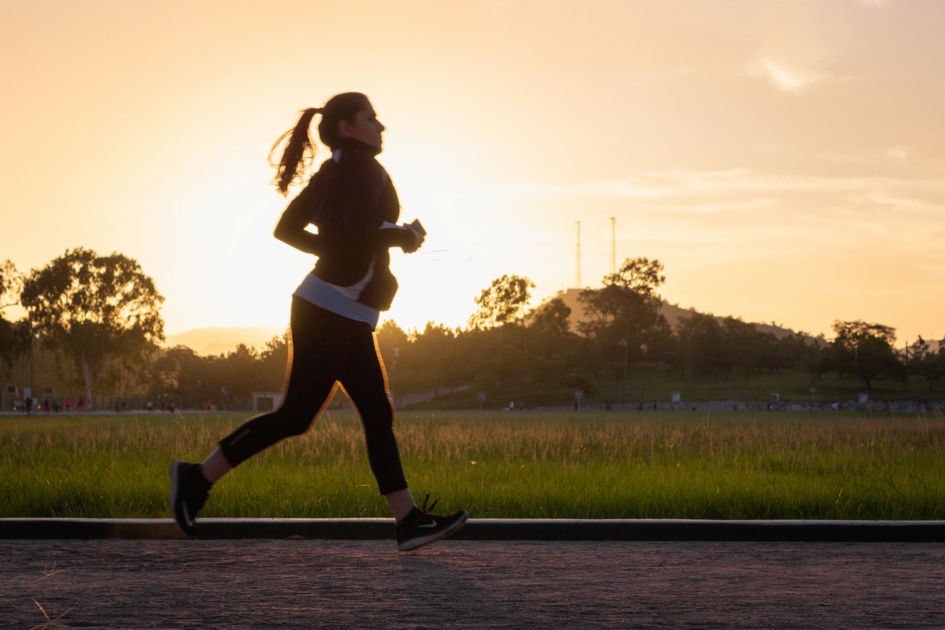 Image of a lady doing a cardio exercise