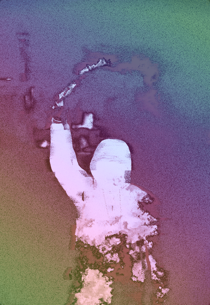 Persona encapuchada con una bengala encendida