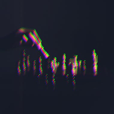 Partida del ajedrez con efecto visual glitch